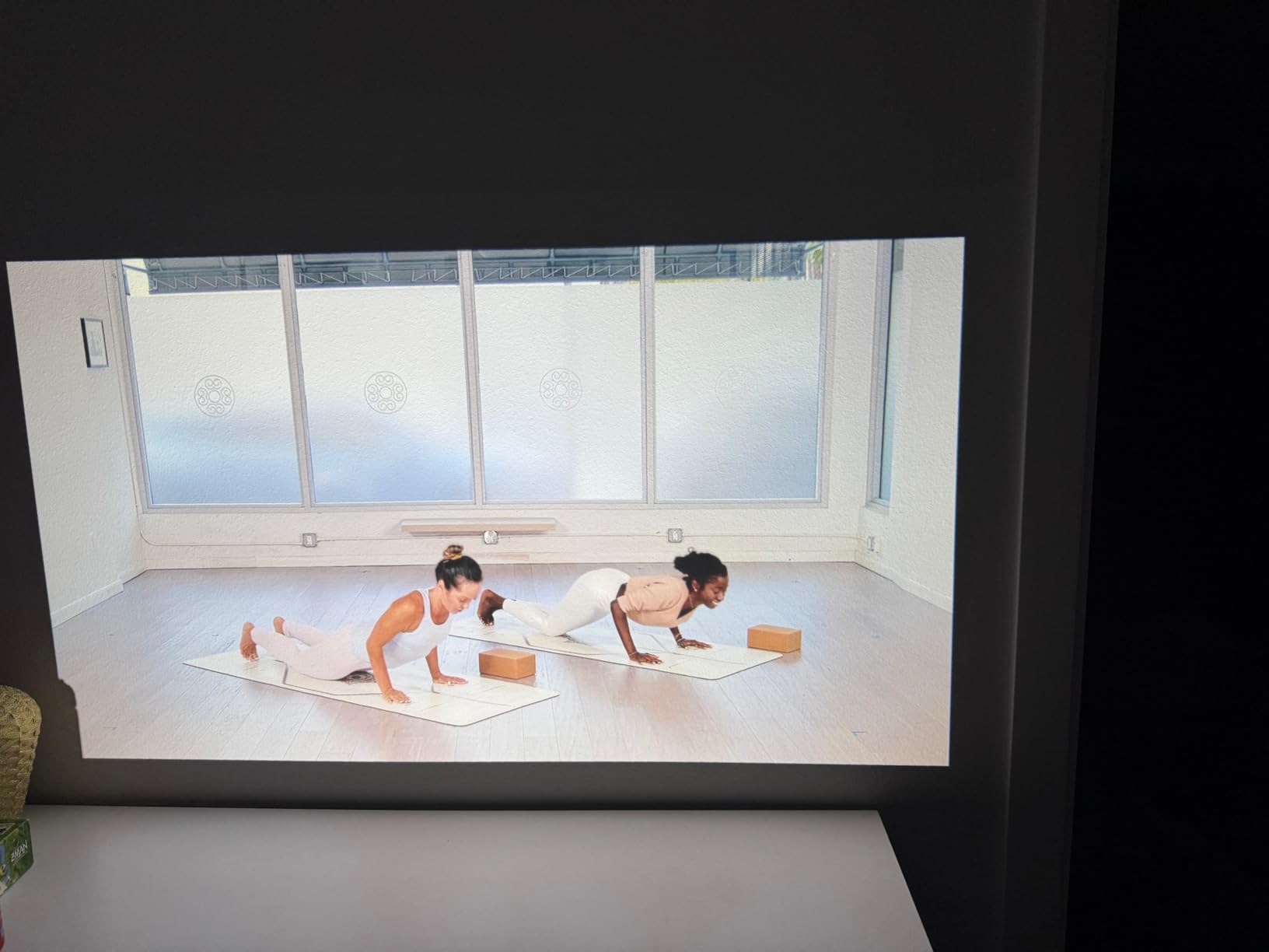 HAPPRUN 1500 ANSI Lumens Outdoor Projector with Built-in Streaming Apps, 4K Decoding Resolution, Auto Focus, Dolby Audio, Smart Projector with WiFi 6 and Bluetooth 5.2, Indoor Home Theater customer photo 1