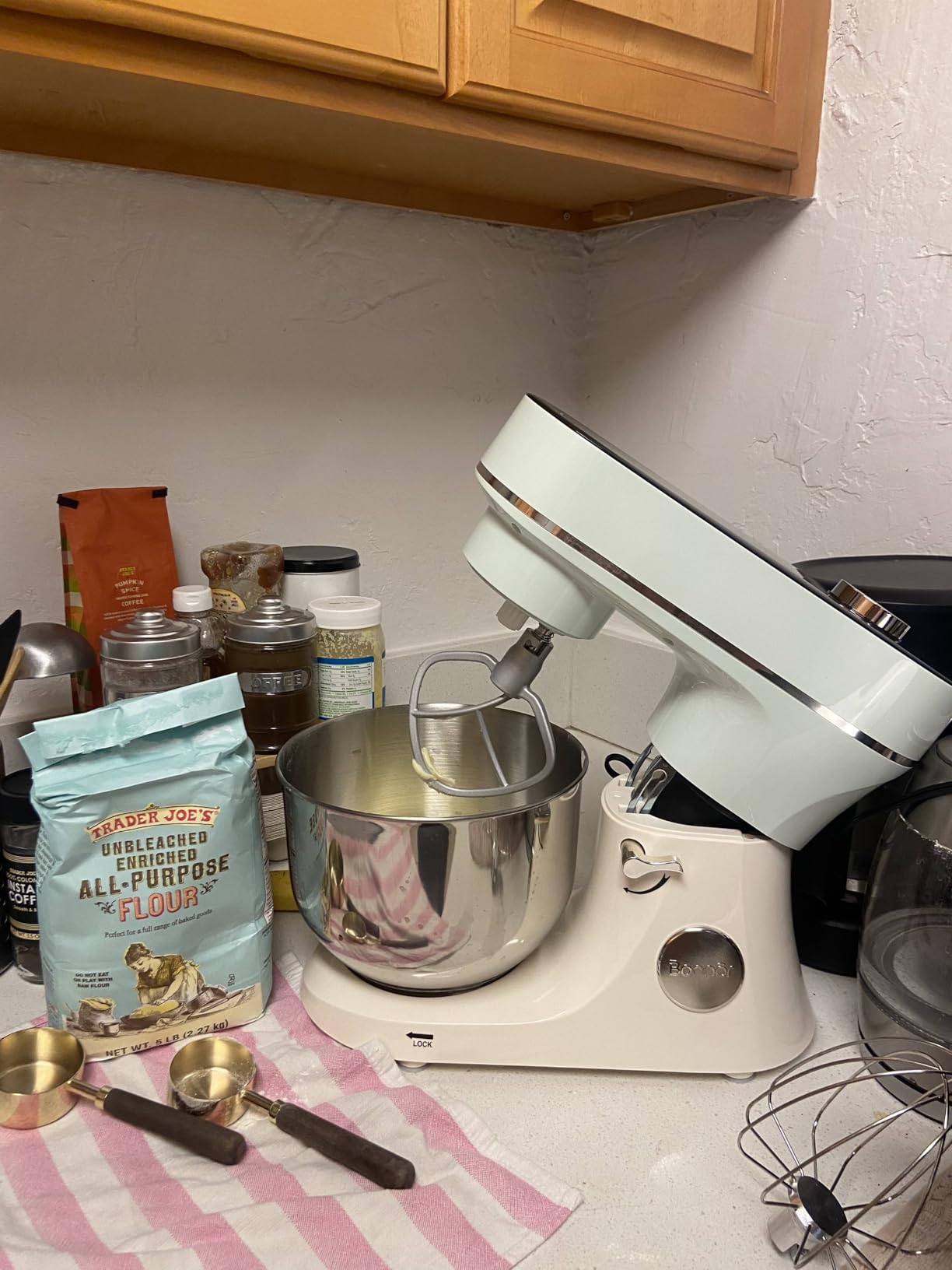 Stand Mixer 6QT Kitchen Mixer with LED Smart Touchscreen, 11-Speed Tilt-Head Mixer with Timer, 4 Preset Menus, Stainless Steel Bowl, Dough Hook, Whisk, Beater, Black customer photo 1