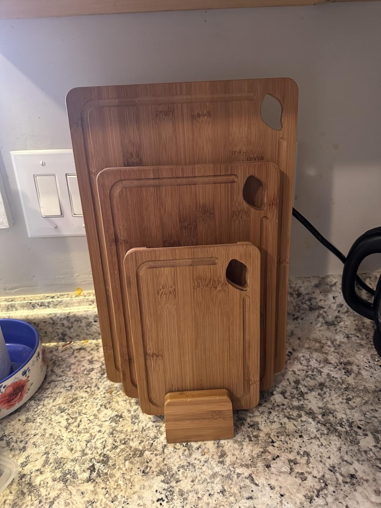 Astercook Deep-Carbonized Bamboo Cutting Boards for Kitchen with Wood Storage Stand, Reversible Charcuterie & Chopping Boards with Juice Grooves and Easy-Grip Handles, Knife-Friendly, Kitchen Gift customer photo 1