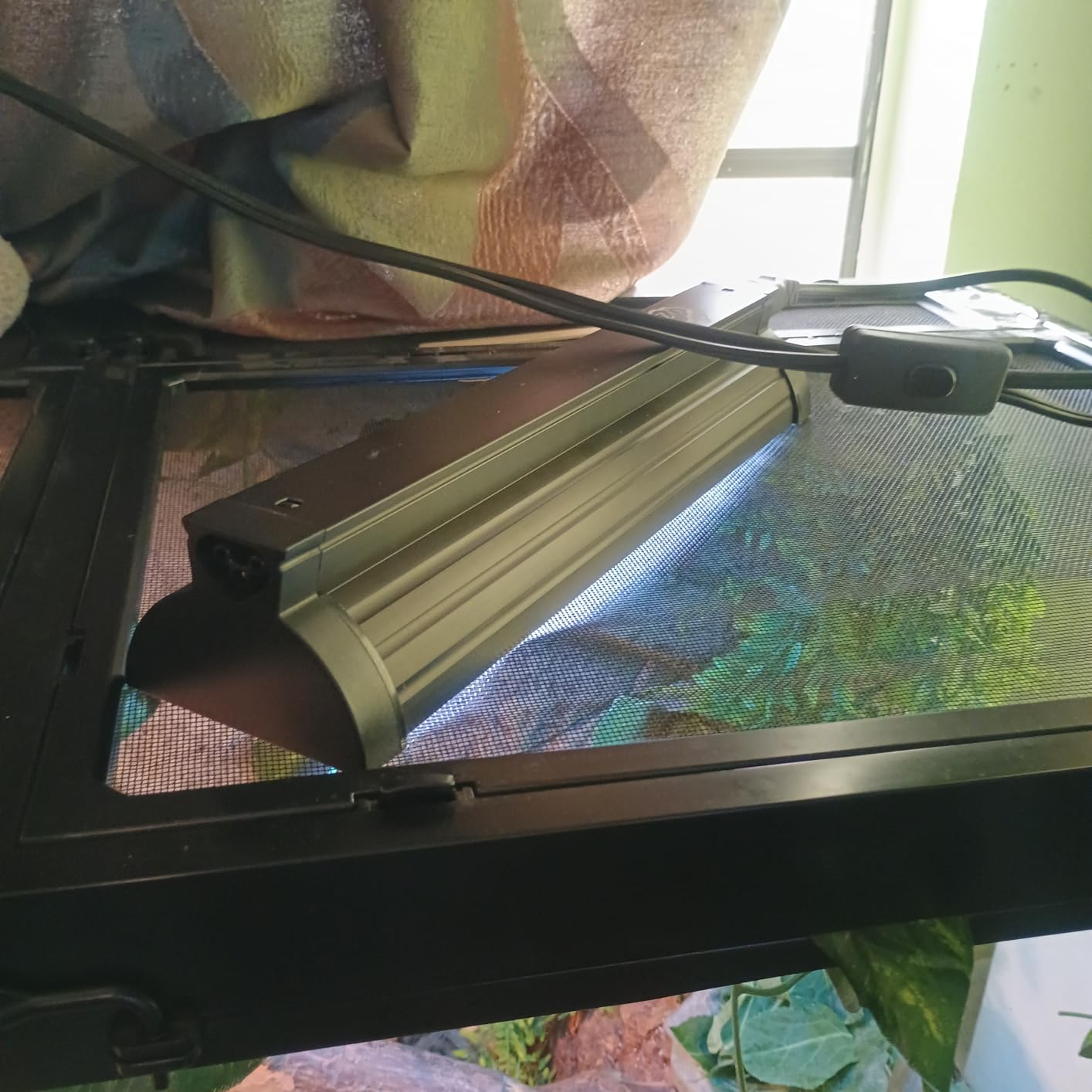 QZQ T5 UVB Reptile Light Fixture Combo Kit 8W, 10.0 UVB Light for Reptiles, Terrarium Hood Comes with Desert UVB Lamp for Bearded Dragon, Gecko, Tortoise, Lizard customer photo 1