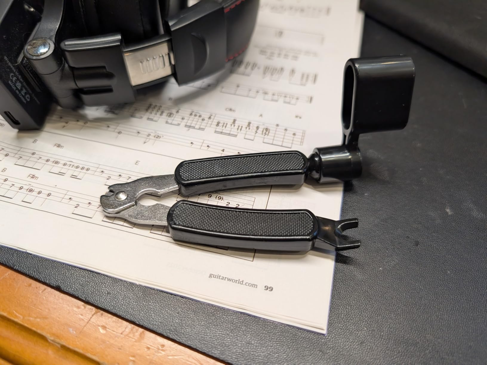 Guitar String Winder, String Cutter, Bridge Pin Puller, Professional 3-in-1 Tool Kit for Acoustic and Electric Guitars, Sturdy Peg Winder String Changing Tuner Maintenance customer photo 2