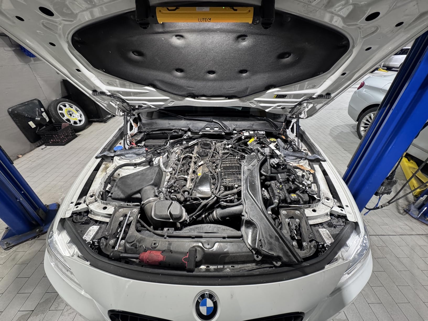 LUTEC 3000LM LED Work Light, 5200mAh Rechargeable Magnetic Under Hood Work Light Bar with Hooks, Cordless Portable Mechanic Light for Car Repairing/Inspection/Garage/Emergency-Yellow customer photo 1