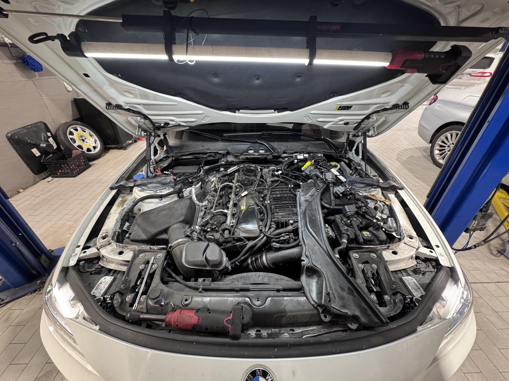 LUTEC 3000LM LED Work Light, 5200mAh Rechargeable Magnetic Under Hood Work Light Bar with Hooks, Cordless Portable Mechanic Light for Car Repairing/Inspection/Garage/Emergency-Yellow customer photo 2