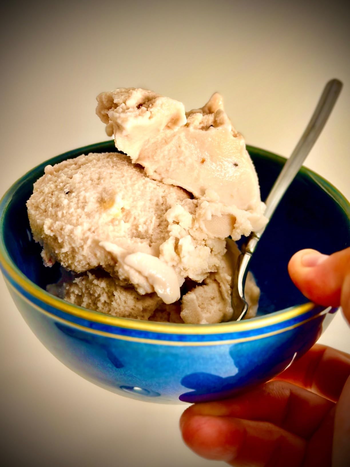 Commercial Ice Cream Machine, 2.6-5.3 Gal/h Soft Serve Ice Cream Machine with 4L Hopper & 1.6L Cylinder, Pre-Cooling & Auto Clean, Touch LCD for Snack Restaurants Bars (white, 4L) customer photo 1