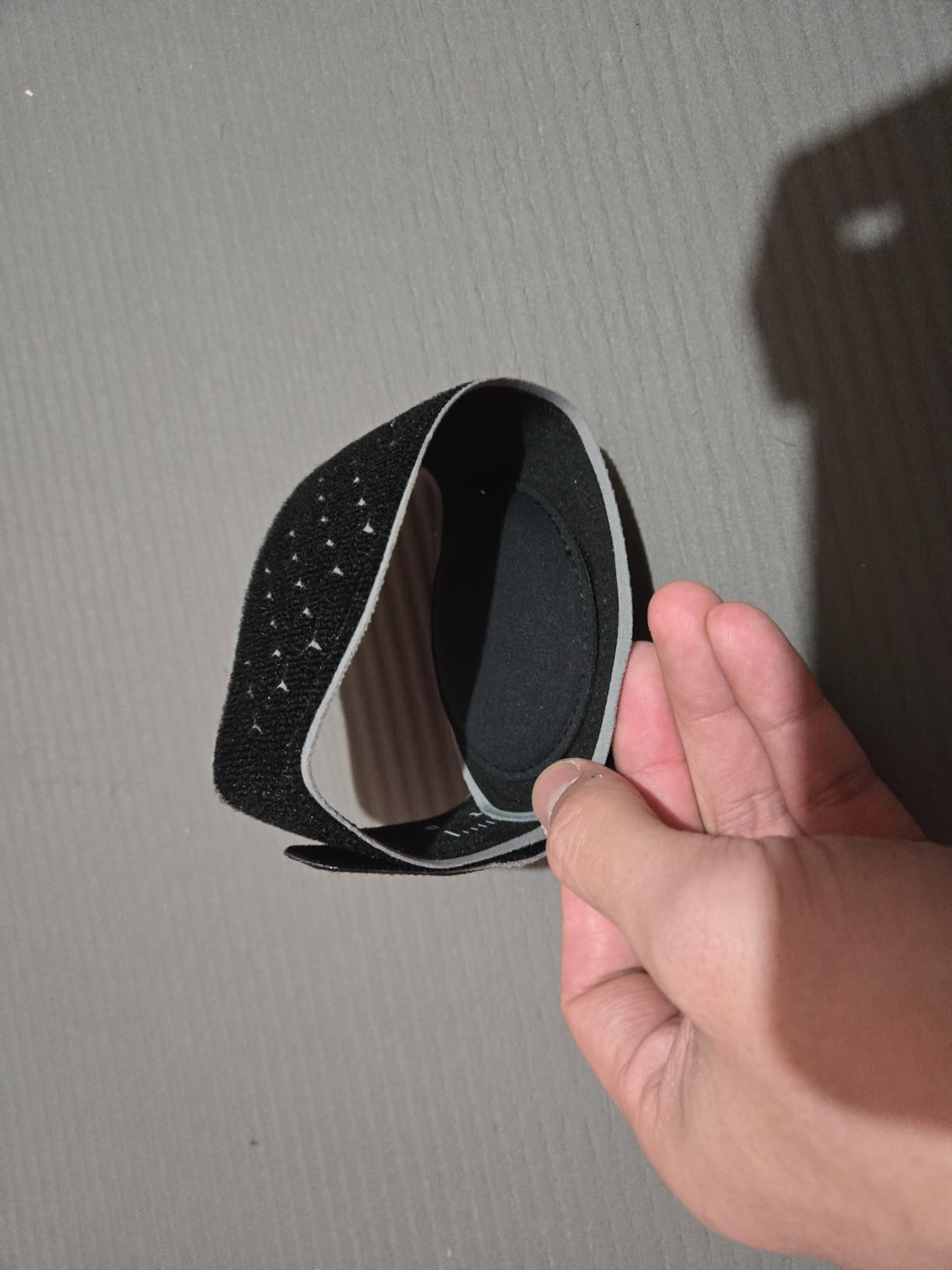 FREETOO Elbow brace for Tendonitis and Tennis Elbow for Women Men, Adjustable Golfers Elbow Brace for Men for Pain, Counterforce Brace for Epicondylitis, Tennis Elbow Strap with Gel Pad Grey L/XL customer photo 2