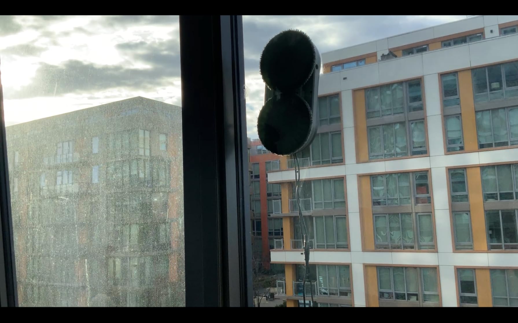 KKI Window Cleaning Robot, Automatic Window Cleaner Robot, Dual Spray, Max 3200Pa, AI Path Planning & Edge Detection, Remote Control for High-Rise Windows, Glass,Door,10xCloths, X3 (Black) customer photo 1