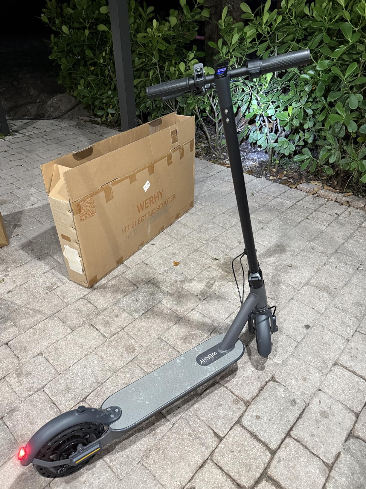 Electric Scooter, 350W/500W Powerful Motor, 19/22 MPH Max Speed, 15/23 Miles Range, Lightweight Foldable Kick Scooter with Dual Braking Systems, Smart APP customer photo 1