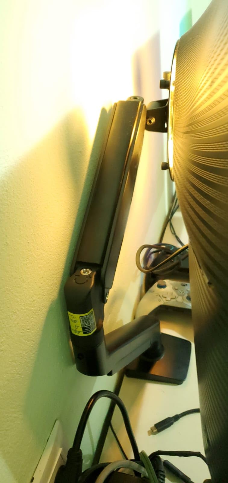 ErGear Single Monitor Arm, Fully Adjustable Monitor Mount for 13-34 Inch Screens, Fast Install Computer Monitor Stand with Tool-Free VESA Mount, Cable Management customer photo 2