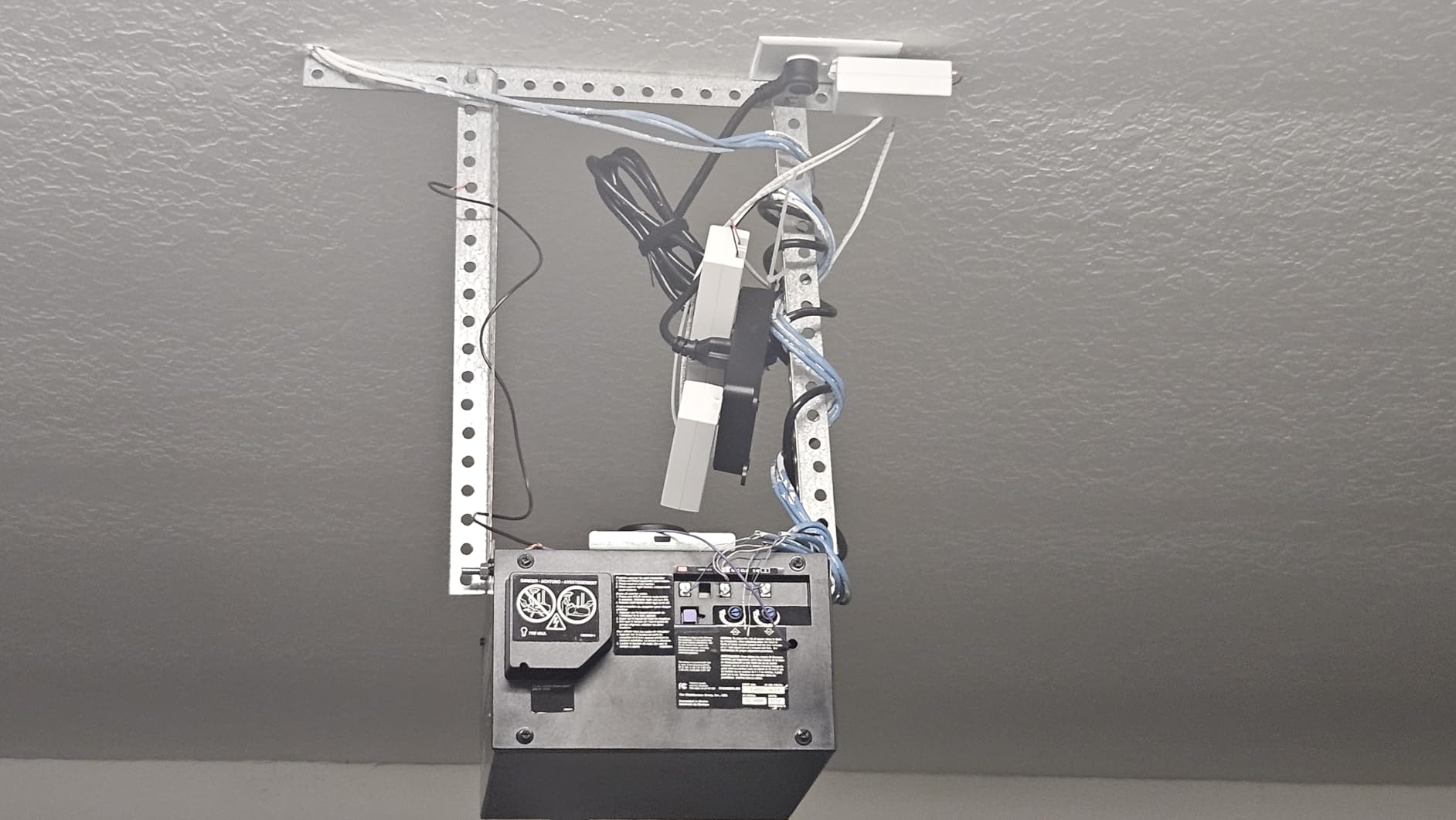 Chamberlain 3/4 HP Chain Drive Smart Garage Door Opener with Fixed Camera, Battery Backup, 2-Bulb Lighting, and myQ Connectivity customer photo 2