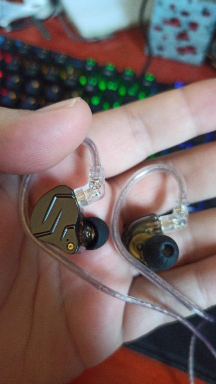 CCZ BC01 PRO in Ear Monitor Headphones, IEM for Gaming, HiFi Powerful Bass Gaming Earbuds, 1BA 1DD High Fidelity IEMS in Ear Headphones for Singers Musicians with Patent Ear fins (Without mic, Cyan) customer photo 1