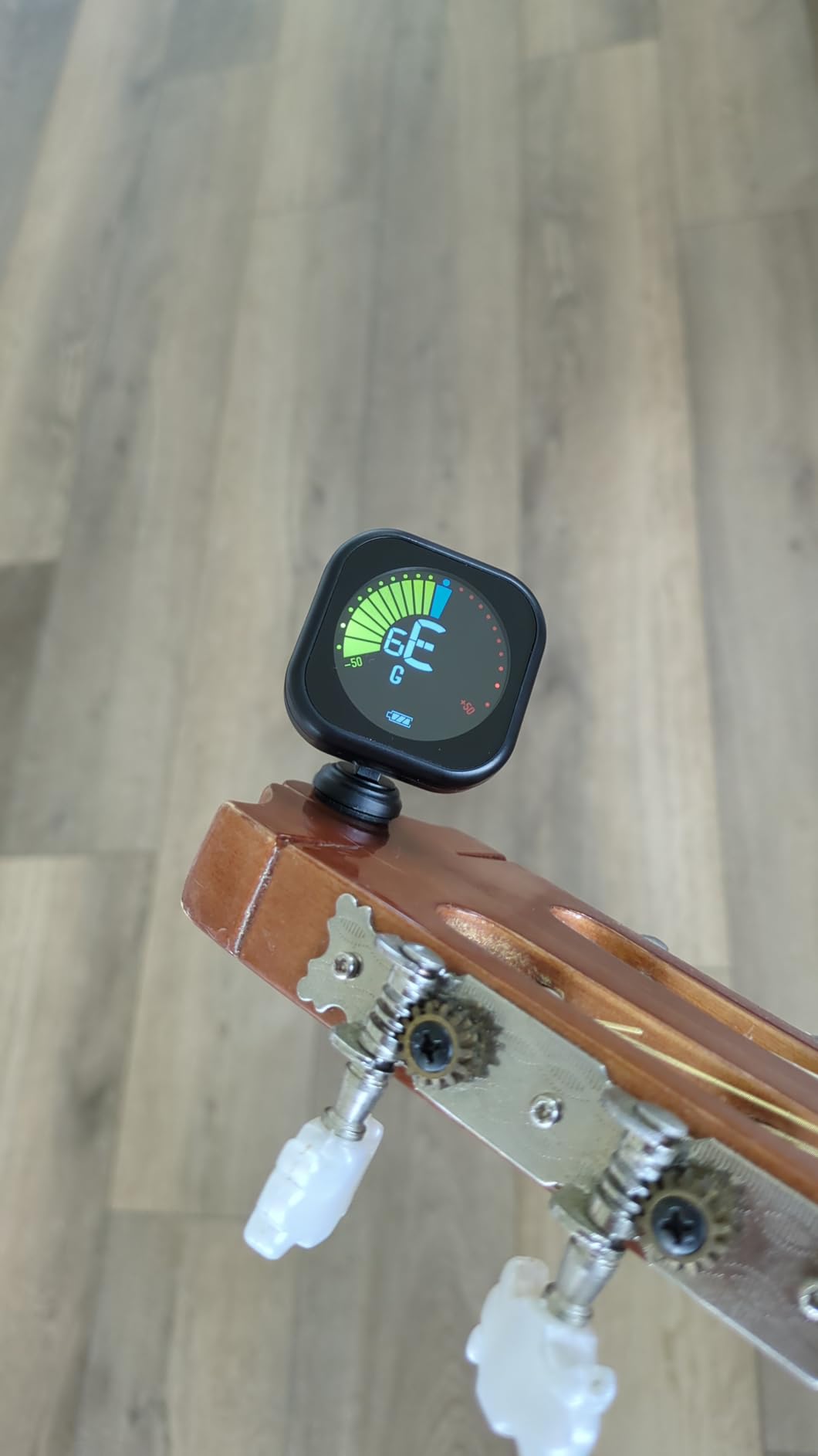 New Bee Guitar Tuner Clip-On Rechargeable with Color Screen 360 degree Rotatable Acoustic Chromatic Open Tuning for Guitar, Bass, Ukulele, Violin, Cello(Black, 1 Pack) customer photo 1