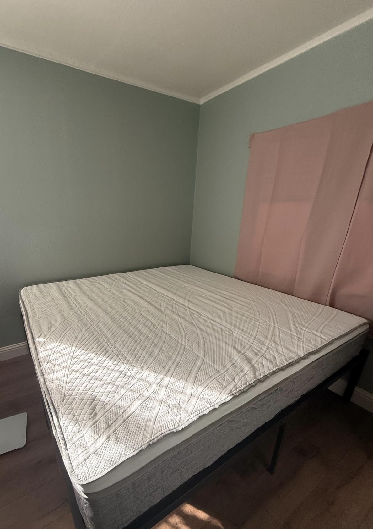 Novilla King Size Mattress 10 Inch, Hybrid Mattress King with Gel Memory Foam, Cool-Touch Nylon Cover & Pocketed Coils for Targeted Zones Support & Deep Restful Sleep CertiPUR-US Certified customer photo 2