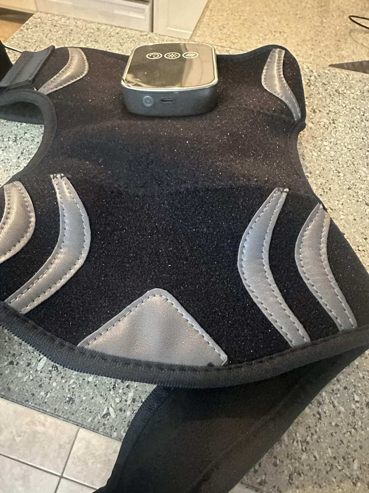 Red Light Therapy Knee Brace with Massage, 3 Vibration Knee Massager with 660nm 850nm Infrared Red Light, 5000mAh Cordless Electric Heated Knee Wrap for Knee Joint Elbow, Gift for Men Women customer photo 1