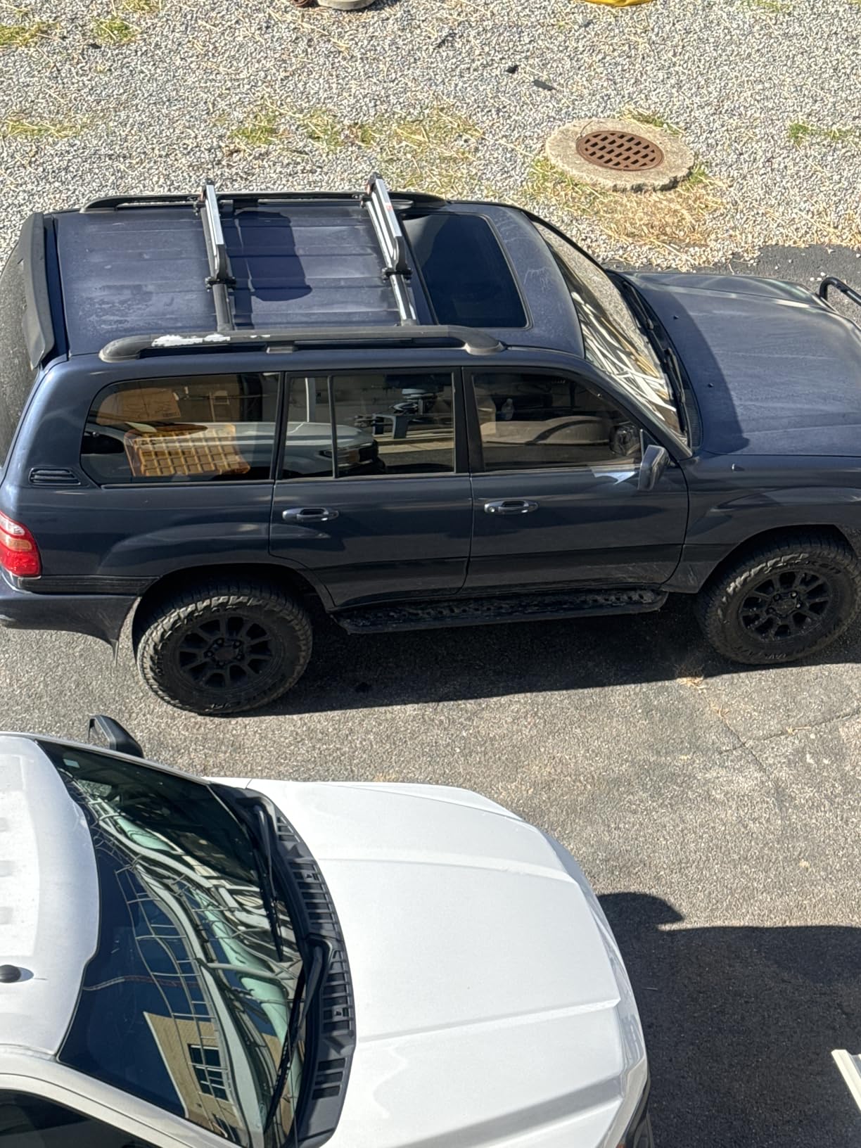 VEVOR Folding Hitch Mounted Ski & Snowboard Rack, Fits 2-Inch Receiver, Carries up to 6 Pairs of Skis or 4 Snowboards, Adjustable Hitch-Mounted Rack for Car with Key Lock, Security Strap, Tilt Access customer photo 1