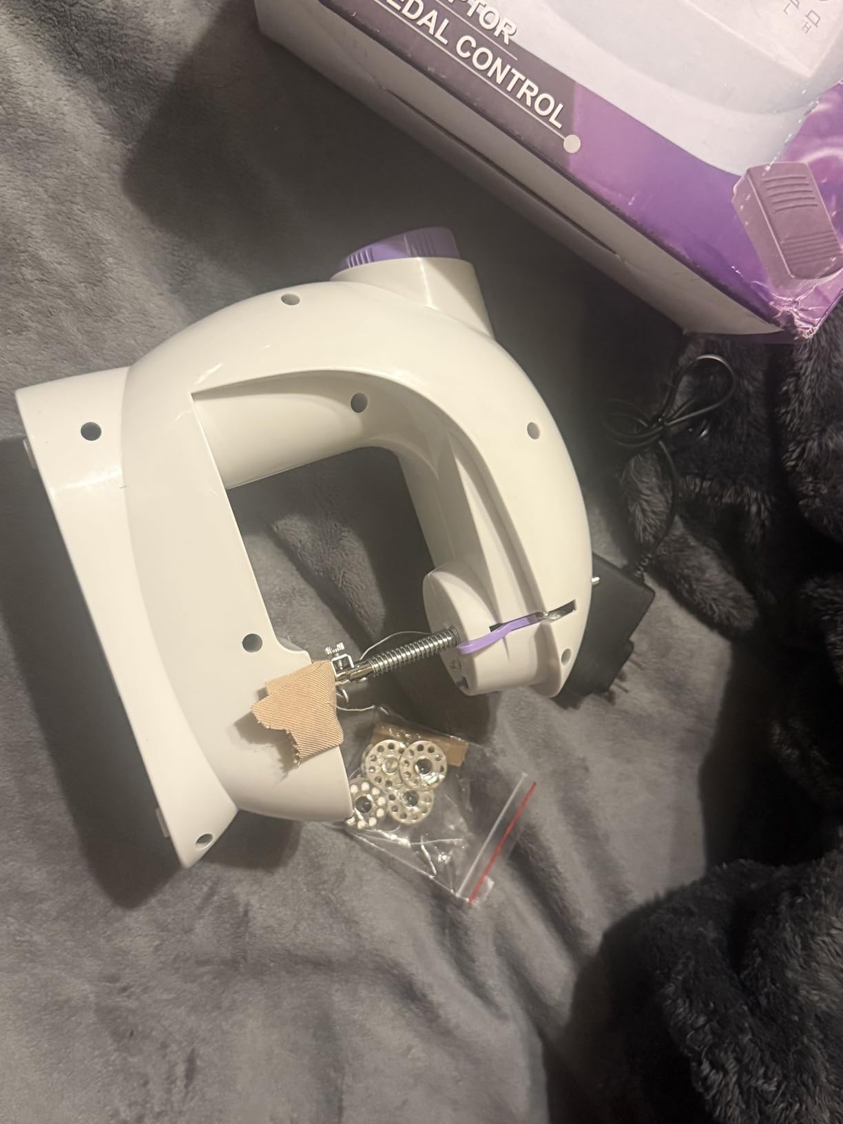 Sewing Machine for Beginners with 20Pcs Fabric & 32Pcs Sewing Threads Kit,Portable Sewing Machine with 12 Built-in Stitches & 2 Speed(High-Low Speeds)-BW725 customer photo 1