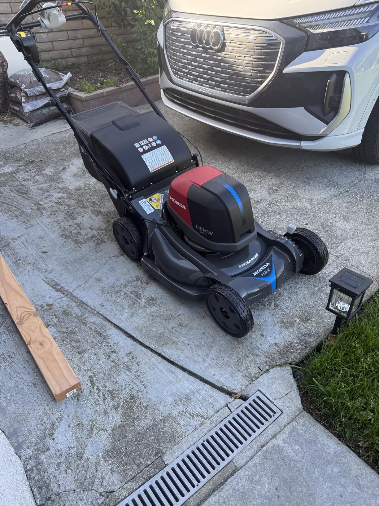 Honda HRX-BV 21-Inch Walk Behind Battery Powered Lawn Mower, Variable Speed Self Propelled Lawn Mower with 2.2 Bushel Capacity, Easy-Off Grass Bag, Clean Cuts in Thick and Tall Grass (HRX217YXBVKA4) customer photo 1