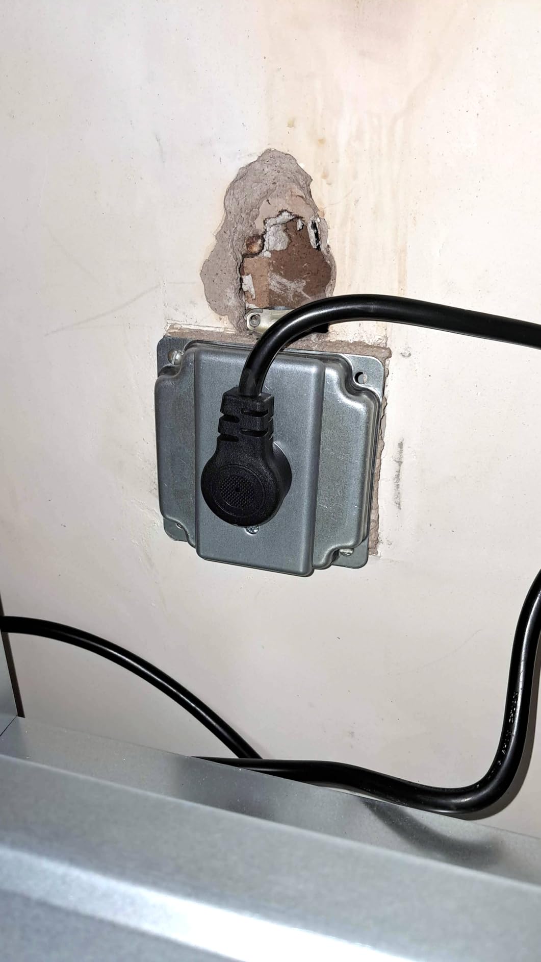 Garvee 24 Inch Built-In Single Wall Oven, 2.5 Cu.Ft Electric Oven with Touch & Mechanical Knob Control, 8 Modes, 3000W, ETL Certified, Black customer photo 1