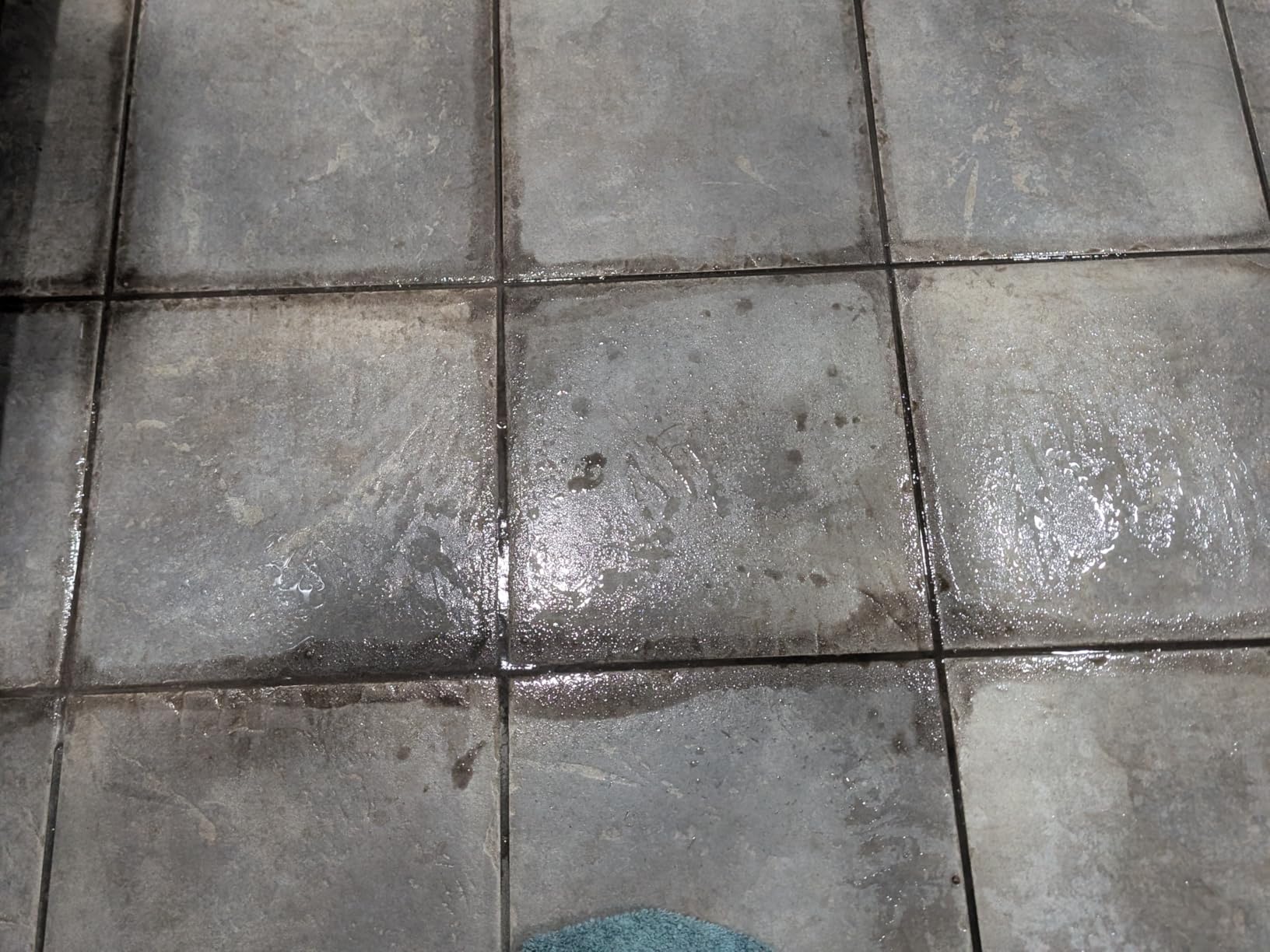 Rubbermaid Reveal Power Scrubber 5-Piece Kit, Cordless Electric Battery Powered Spin Scrub Brush, Water Resistant, for Home/Kitchen/Bathroom/Grout/Tile/Shower/Tub customer photo 2