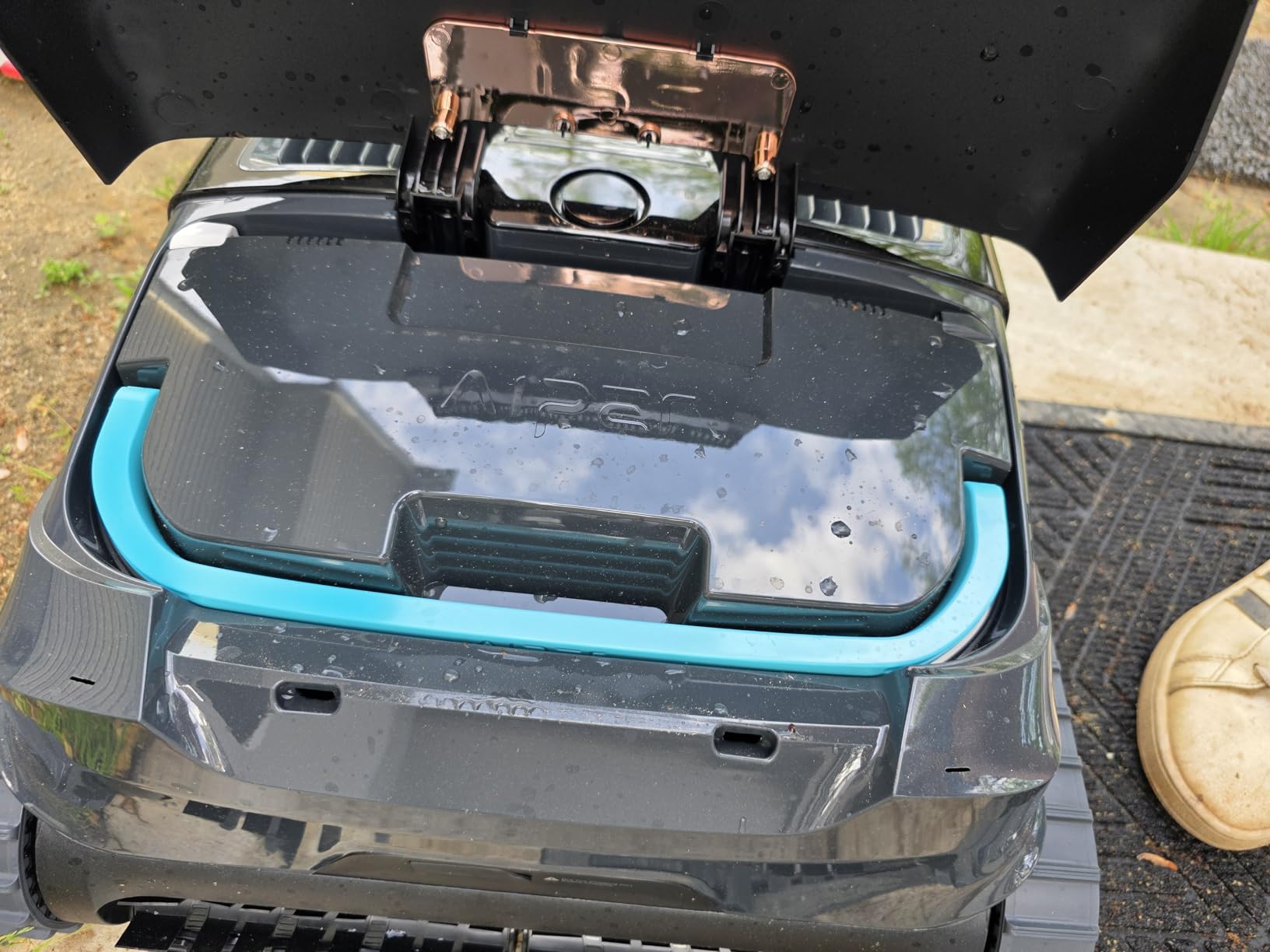 (2026 Upgrade) AIPER Scuba X1 Cordless Robotic Pool Cleaner with Micromesh Ultra-Fine Filter, Include Wireless Charging Dock, Cross Pattern Smart Navigation, Horizontal Waterline Scrubbing customer photo 2