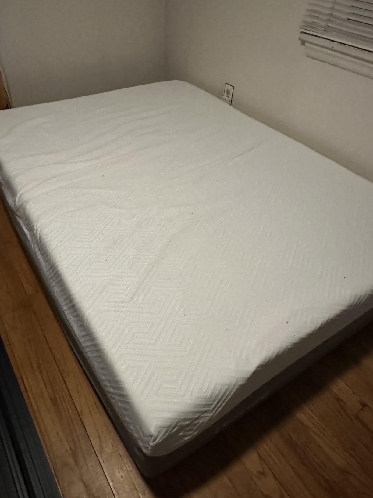 Novilla Bliss Green Tea Queen Mattress, 14 Inch Gel Memory Foam Mattress Queen in a Box for Cooling Comfort with Nylon Cover, Pressure Relieving & Spine Alignment with CertiPUR-US Certified Foams customer photo 1