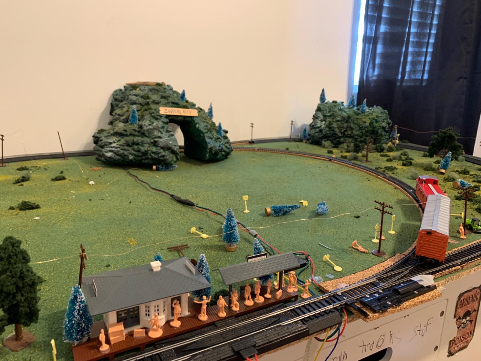 Bachmann Trains - Chattanooga Ready To Run 155 Piece Electric Train Set - HO Scale customer photo 2