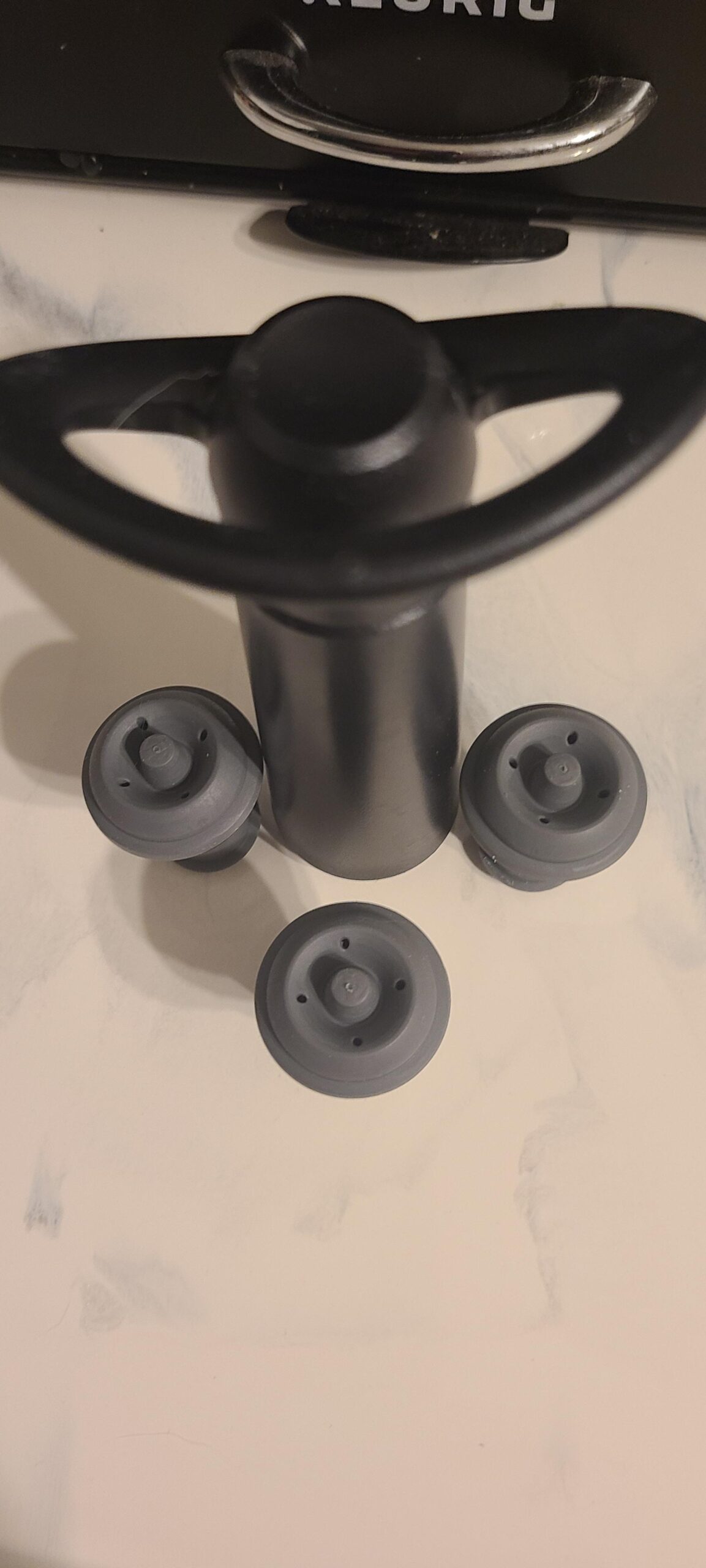 Vacu Vin Wine Saver Concerto with 4 Vacuum Stoppers - Premium Wine Preserver customer photo 2