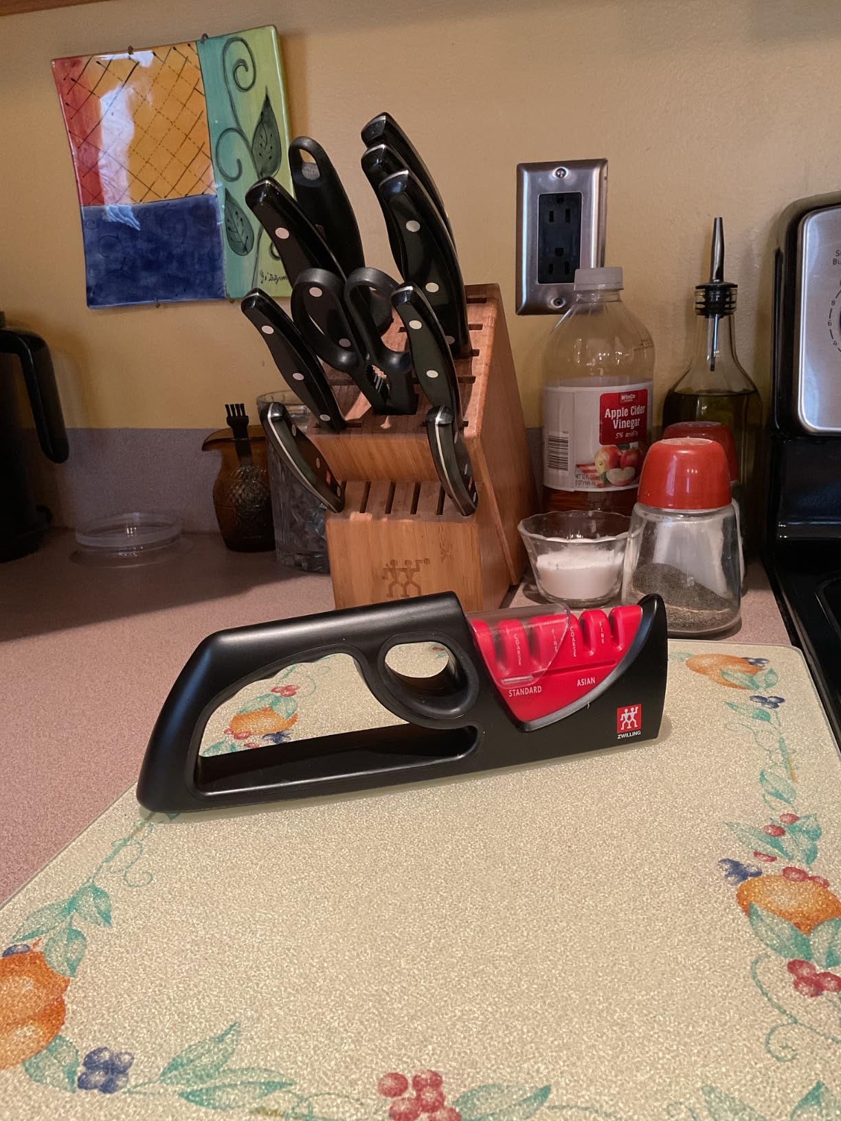 ZWILLING Twin Signature 7-Piece German Knife Set with Block, Razor-Sharp, Made in Company-Owned German Factory with Special Formula Steel perfected for almost 300 Years, Dishwasher Safe customer photo 2