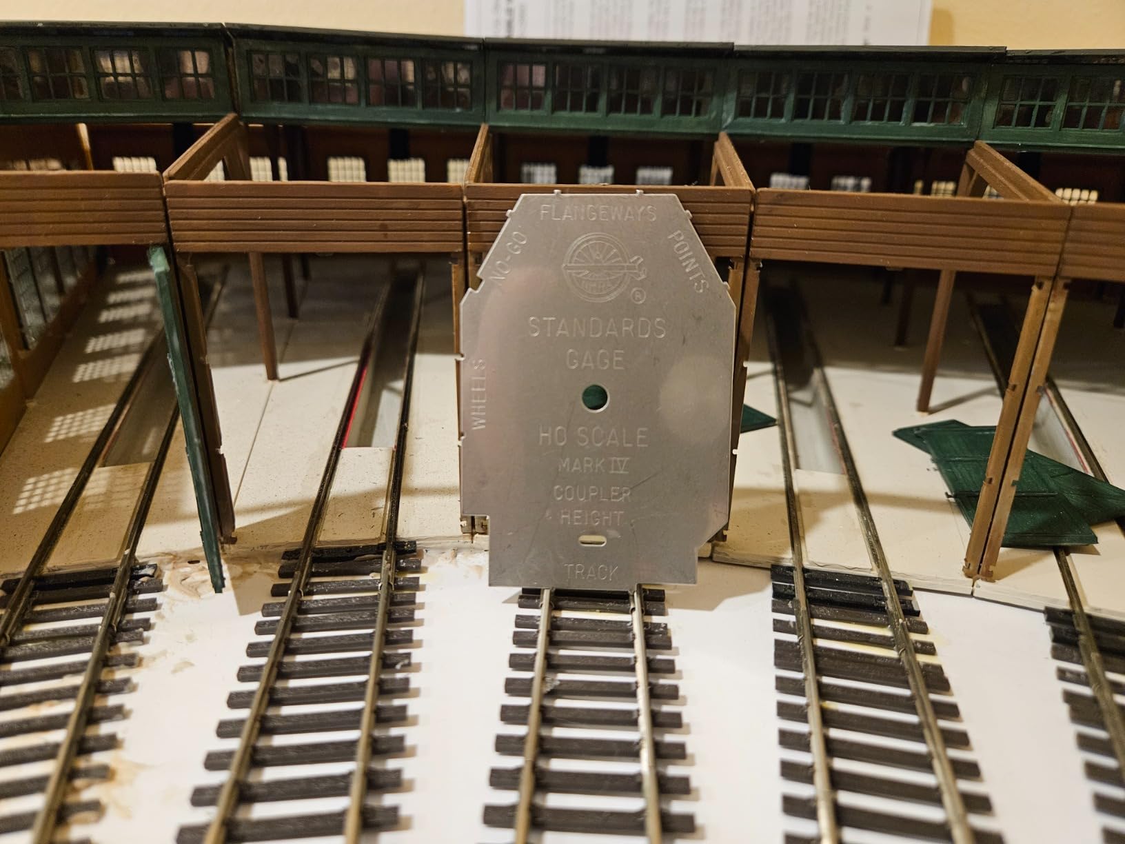 Walthers Cornerstone HO Scale Model Roundhouse customer photo 2