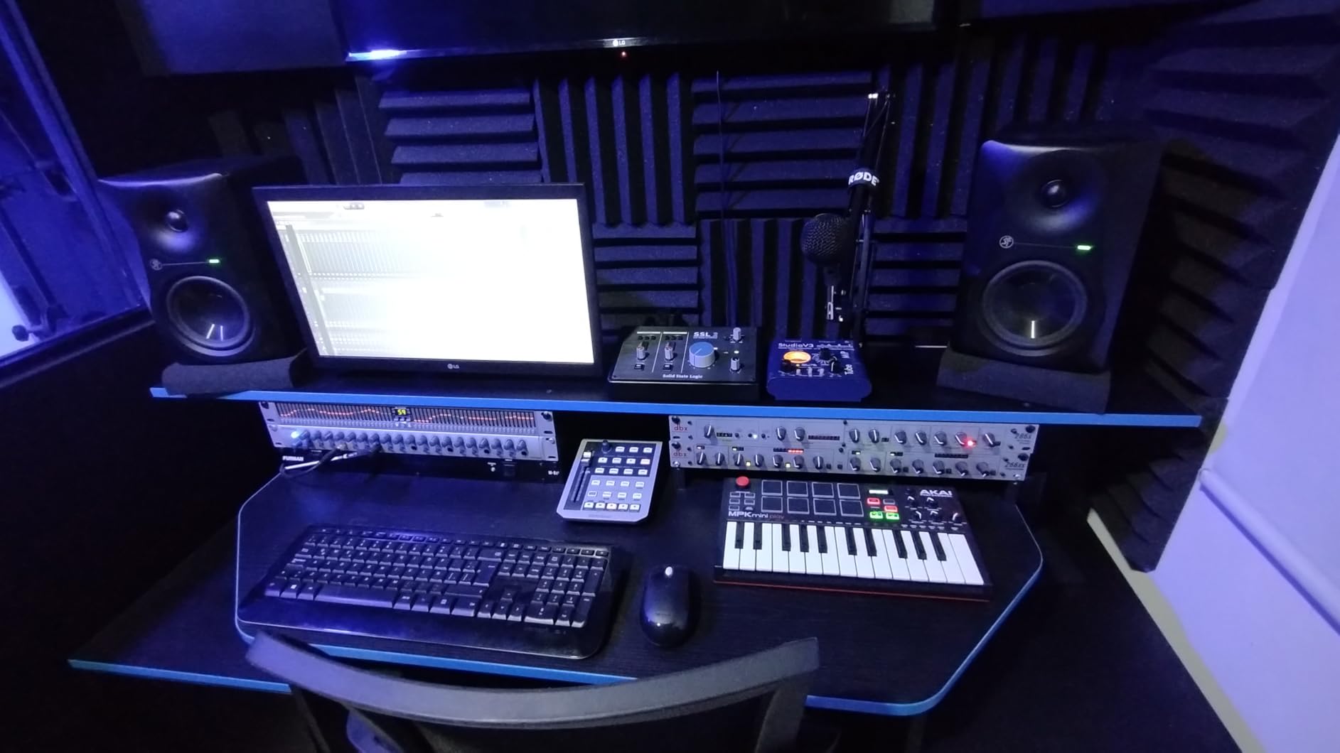 dbx DBX286SV Instrument, Microphone Preamp & Channel Strip Processor, with Compression, De-Esser, Enhancer, Expander/Gate, Loop-Out. Metering LEDs, XLR and 1/4 inch inputs. Rack Mountable 1U. Silver customer photo 1