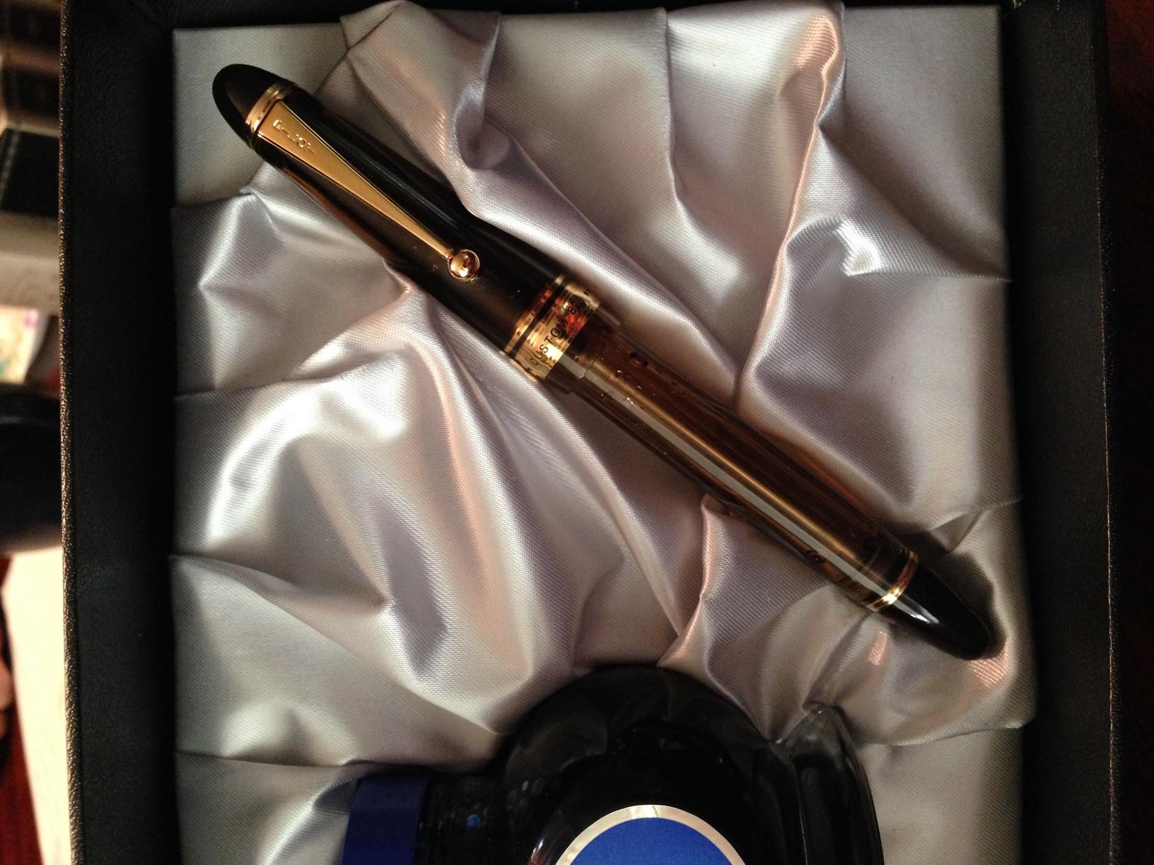 Pilot Custom 823 Fountain Pen, Amber Barrel, Medium Nib customer photo 2