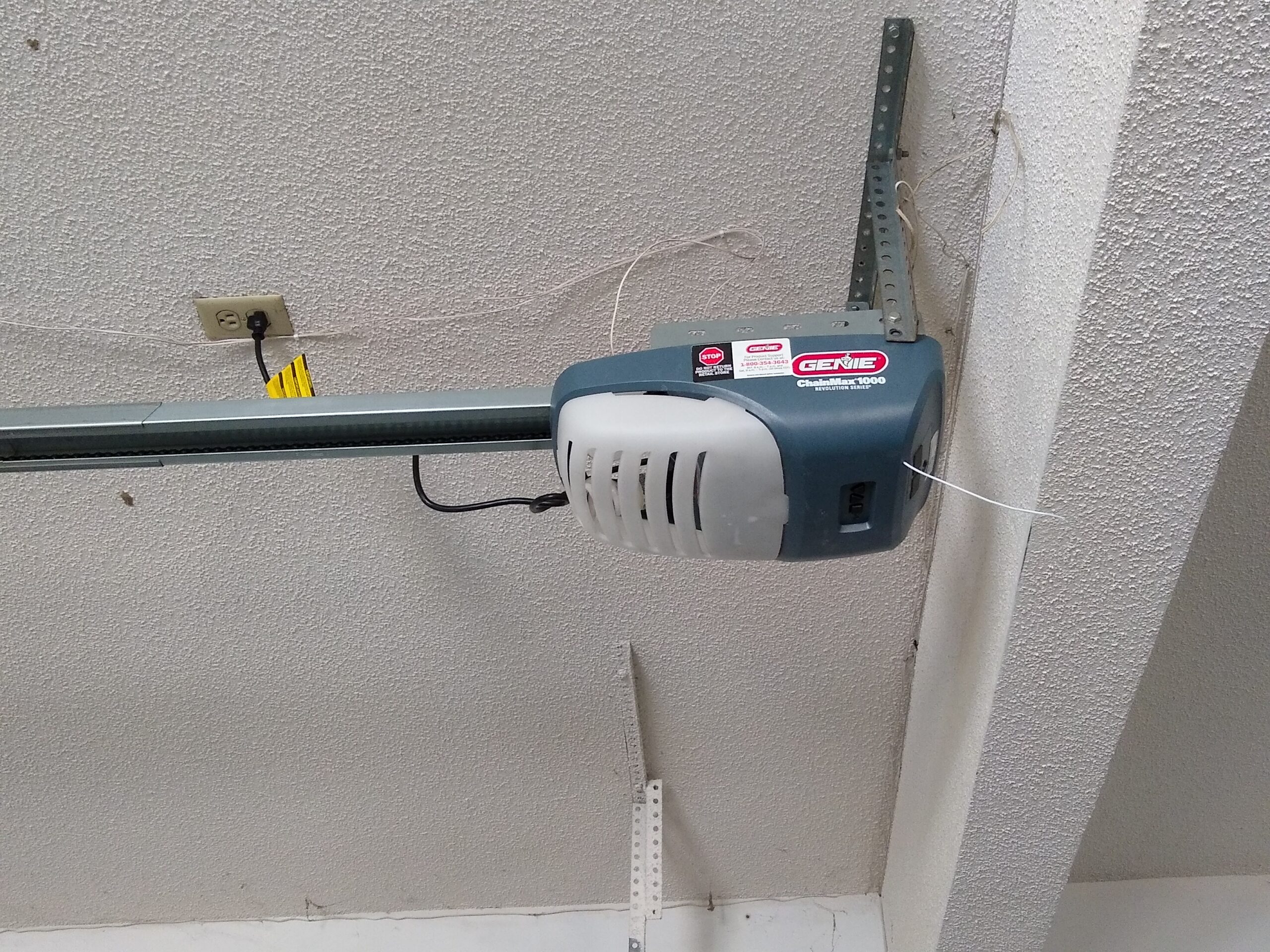Genie ChainMax 1000 Garage Door Opener - Durable Chain Drive - Includes two 3-Button Pre-Programmed Remotes, Wall Console, Wireless Keypad, Safe-T-Beams customer photo 1