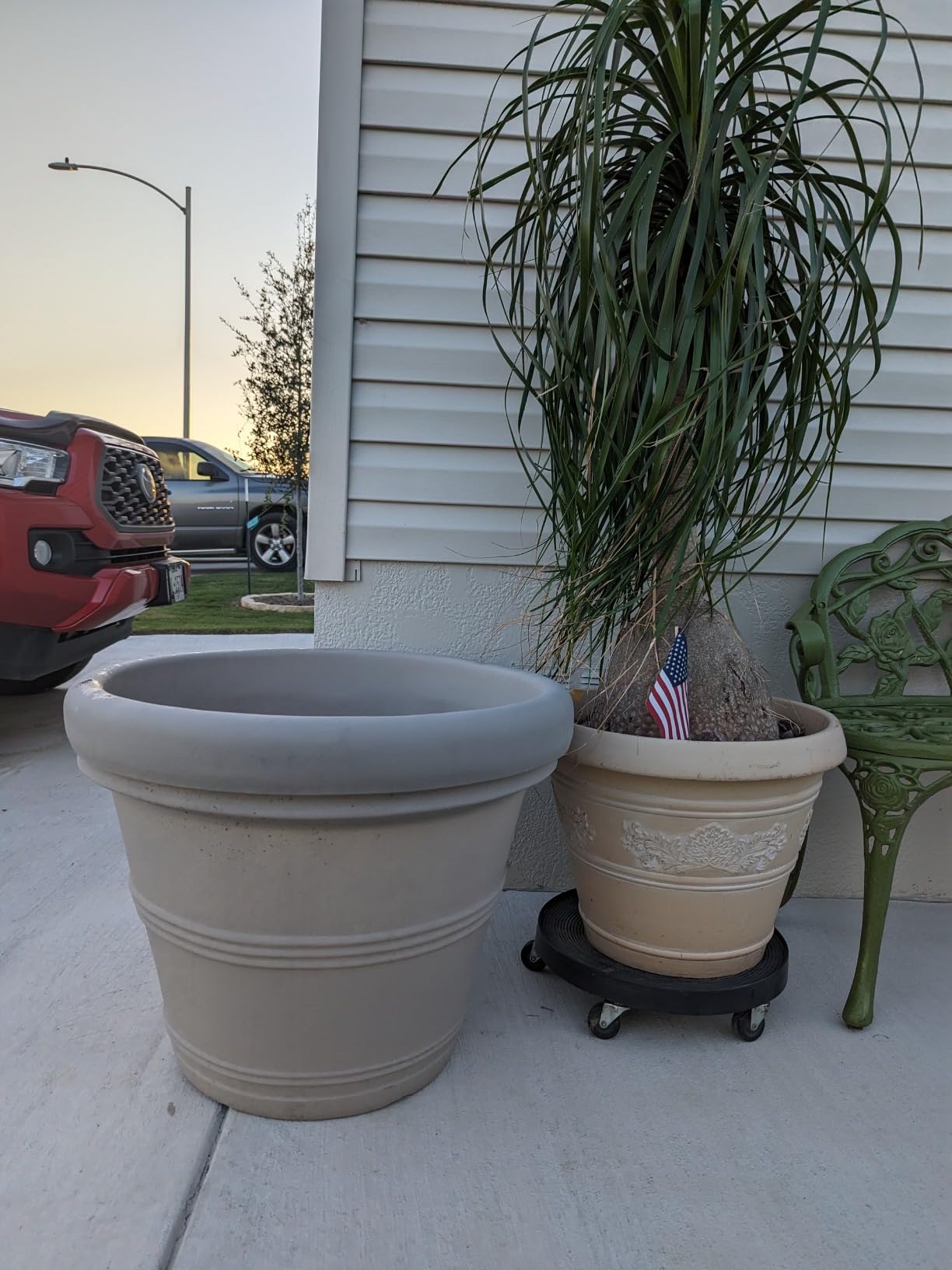 Crescent Garden Brunello Planter, Classic Rolled-Rim Plant Pot, Indoor/Outdoor Weather-Safe Pot, Plastic, 20-Inch (Terracotta-Color) customer photo 1
