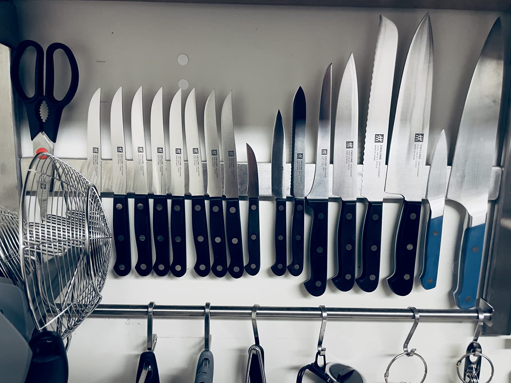 HENCKELS Twin Gourmet Classic 18-pc Knife Block Set, German Stainless Steel, 3 Rivet Handle, No-Stain, Includes Shears Honing Steel, Made in Spain customer photo 2