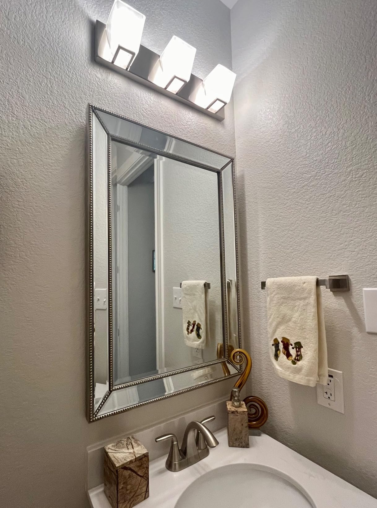 Head West 24'' x 36'' Metro Beveled Edge Mirror with Beaded Glass Frame, Wall Mounted Rectangle Mirror for Bathroom Vanity, Over Sink, Entryway, and Bedroom, Champagne Silver customer photo 2