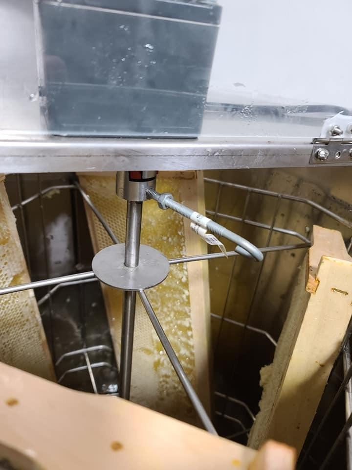 TECHTONGDA Electric Honey Extractor, Stainless Steel Beekeeping Extraction, Powered Honeycomb Drum Spinner with Transparent Plexiglass Lid, Apiary Centrifuge Equipment 110V customer photo 1