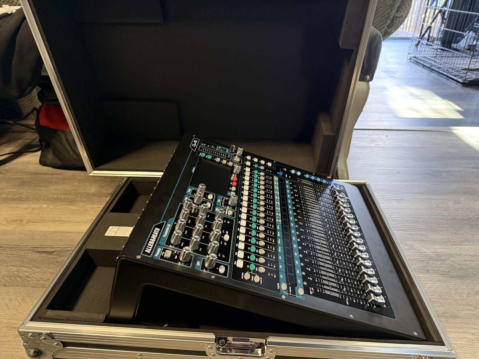 Allen & Heath QU-16C Rack Mountable Compact Digital Mixer, Chrome Edition customer photo 2