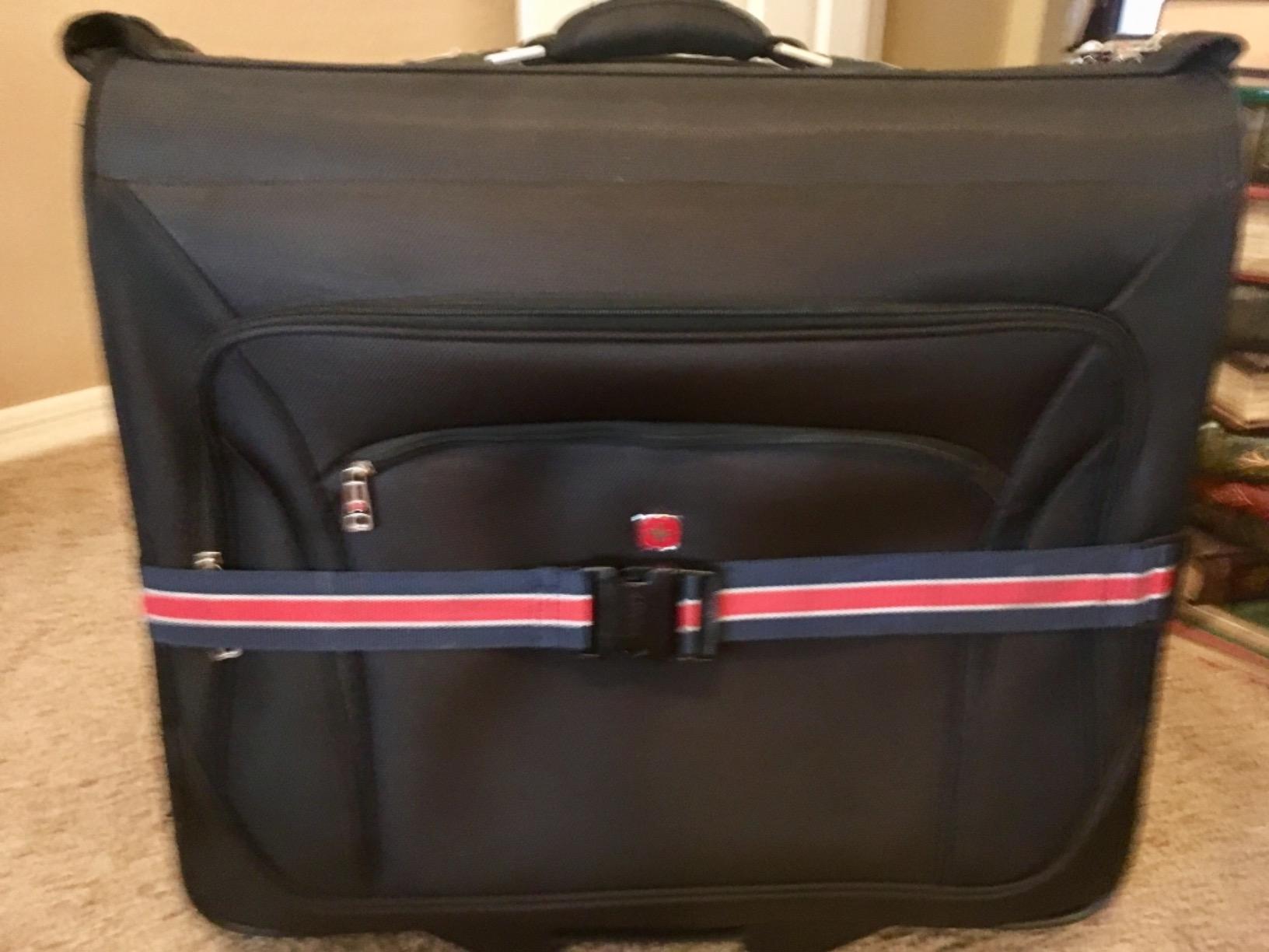 SwissGear 7895 Premium Rolling Garment Bag, Bonus Hanging Feature, Men's and Women's, 24-Inch Luggage - Black customer photo 1