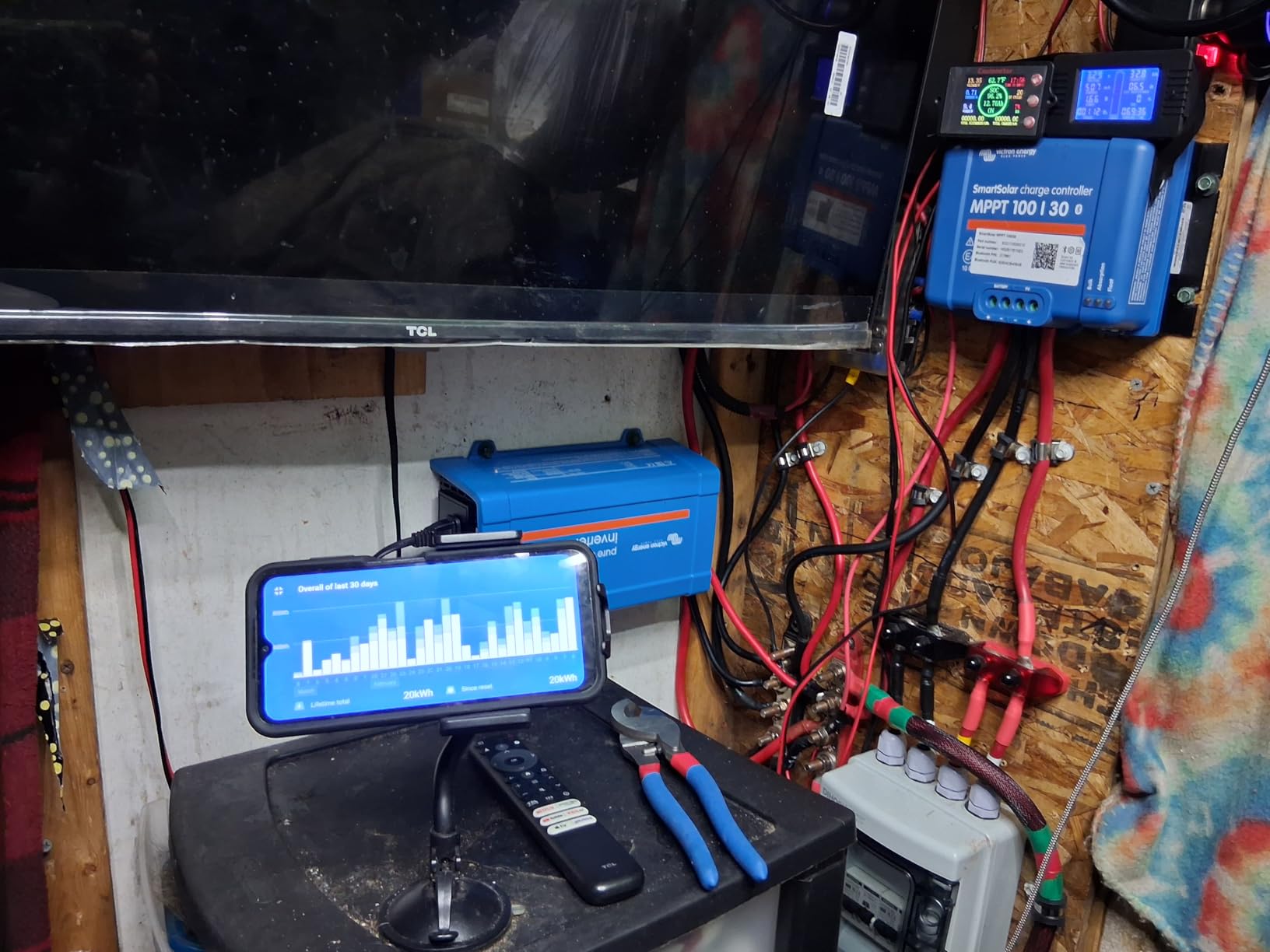 Victron Energy SmartSolar MPPT Solar Charge Controller (Bluetooth) - Charge Controllers for Solar Panels - 100V, 30 amp, 12/24-Volt customer photo 2