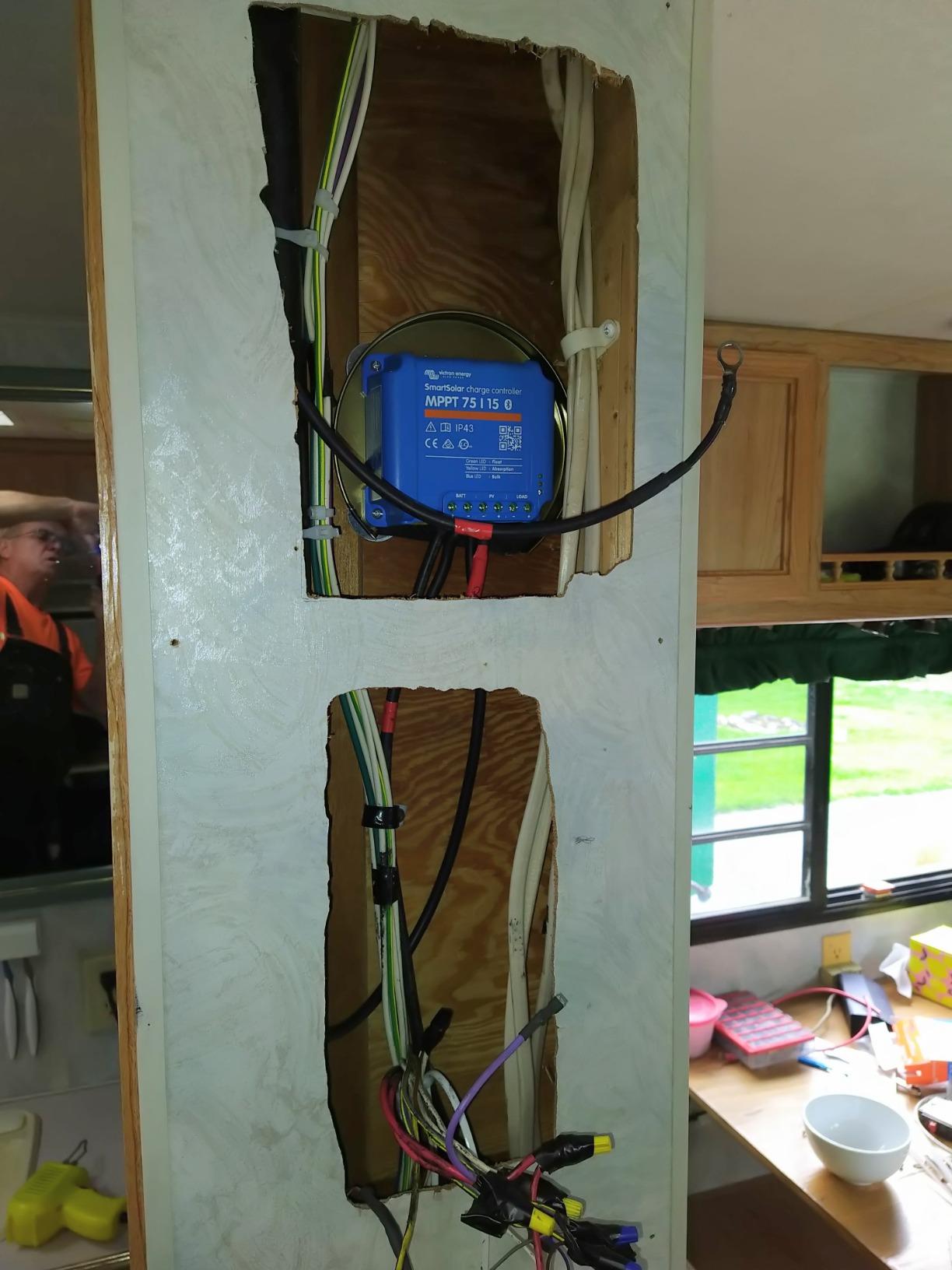 Victron Energy SmartSolar MPPT Solar Charge Controller (Bluetooth) - Charge Controllers for Solar Panels - 75V, 15 amp, 12/24-Volt customer photo 2