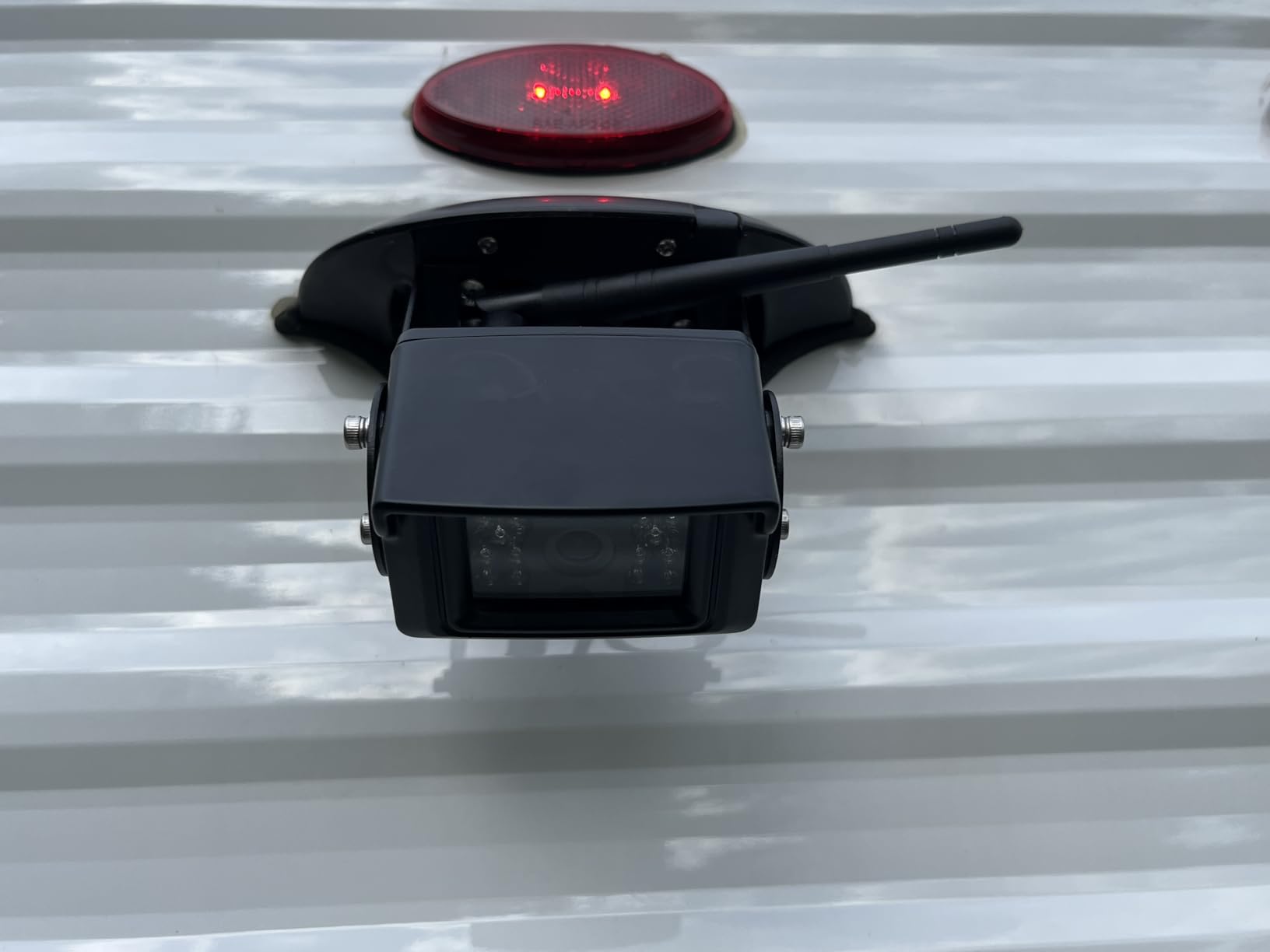 Digital Wireless Backup Camera System Kit, IP69 Waterproof Wireless Rear View Camera + 7'' LCD Wireless Reverse Monitor for RV/Truck/Trailer/Bus/Camper/5th Wheel (W01-7 inch) customer photo 2