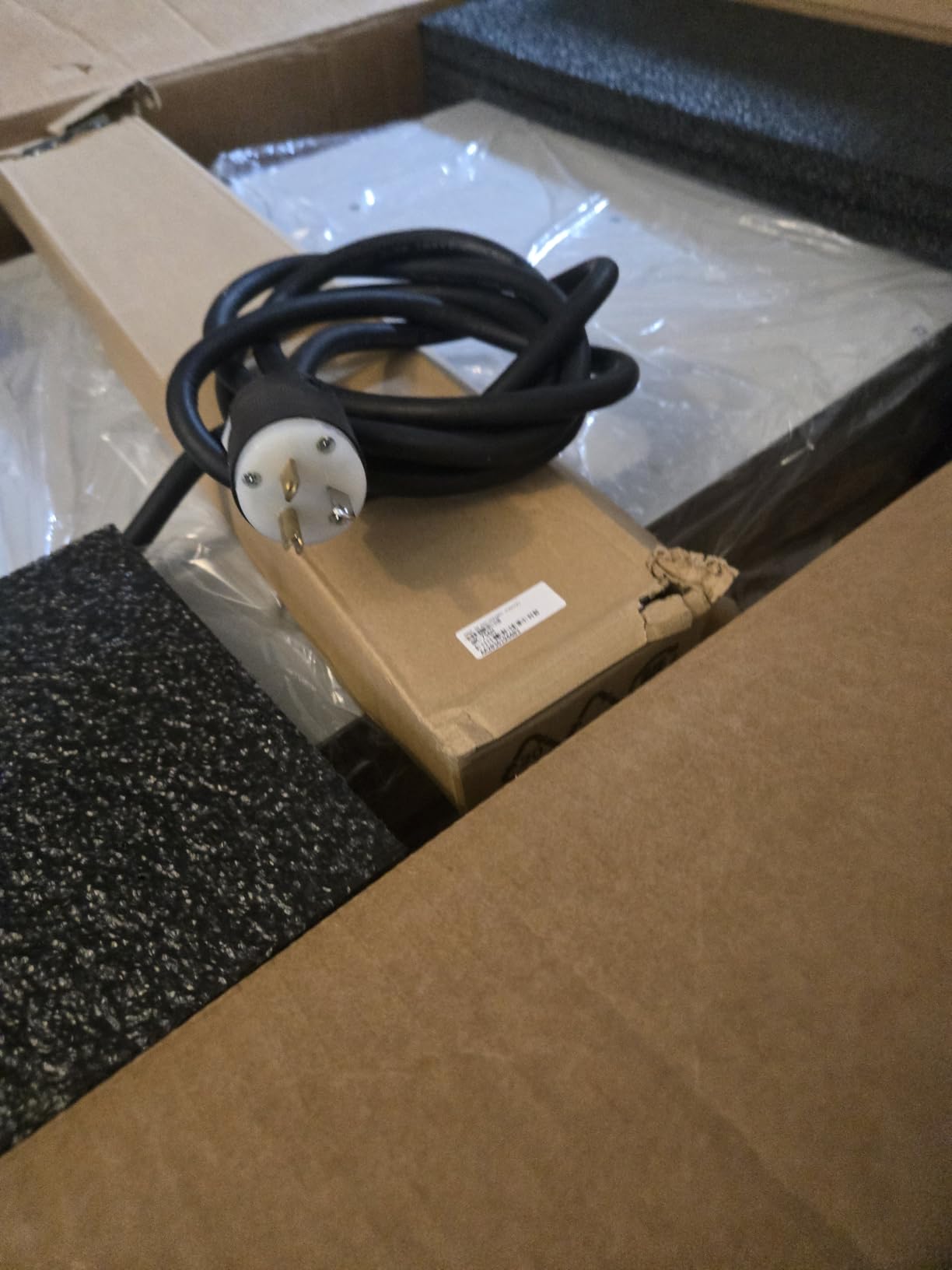 APC Smart-UPS SMT2200RM2UC 2200VA Rack Mount UPS Battery Backup, Sinewave, AVR, 120V, Line Interactive Uninterruptible Power Supply customer photo 1