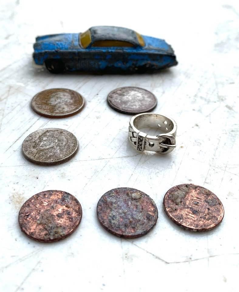 Minelab Equinox 800 Multi-Frequency Waterproof Metal Detector for Adults with EQX 11