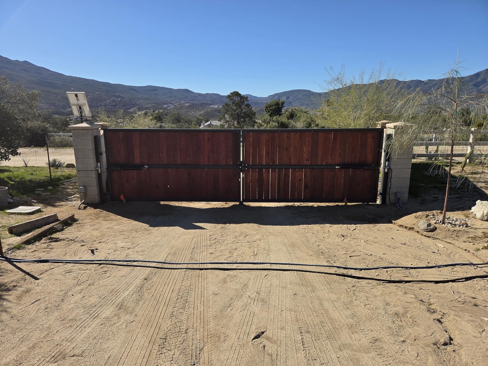 TOPENS AD8S Automatic Solar Gate Opener for Heavy Duty Dual Swing Gates Up to 18ft per Arm, Dual Swing Gate Operator Battery Powered with Remote Control Kit Gate Motor Solar Panel Included customer photo 1