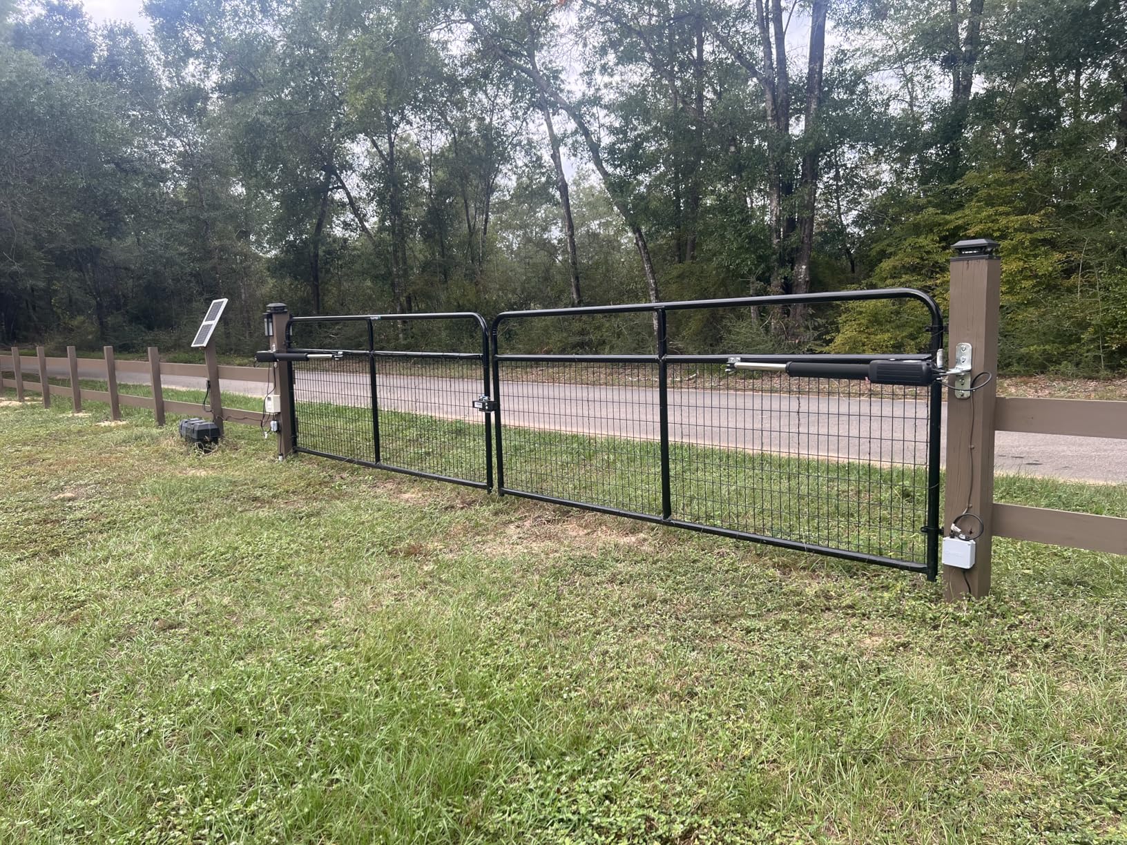 TOPENS AD5S Automatic Gate Opener Kit Medium Duty Solar Dual Gate Operator for Dual Swing Gates Up to 16 Feet or Max 550 Pounds Gate Motor Solar Panel customer photo 1