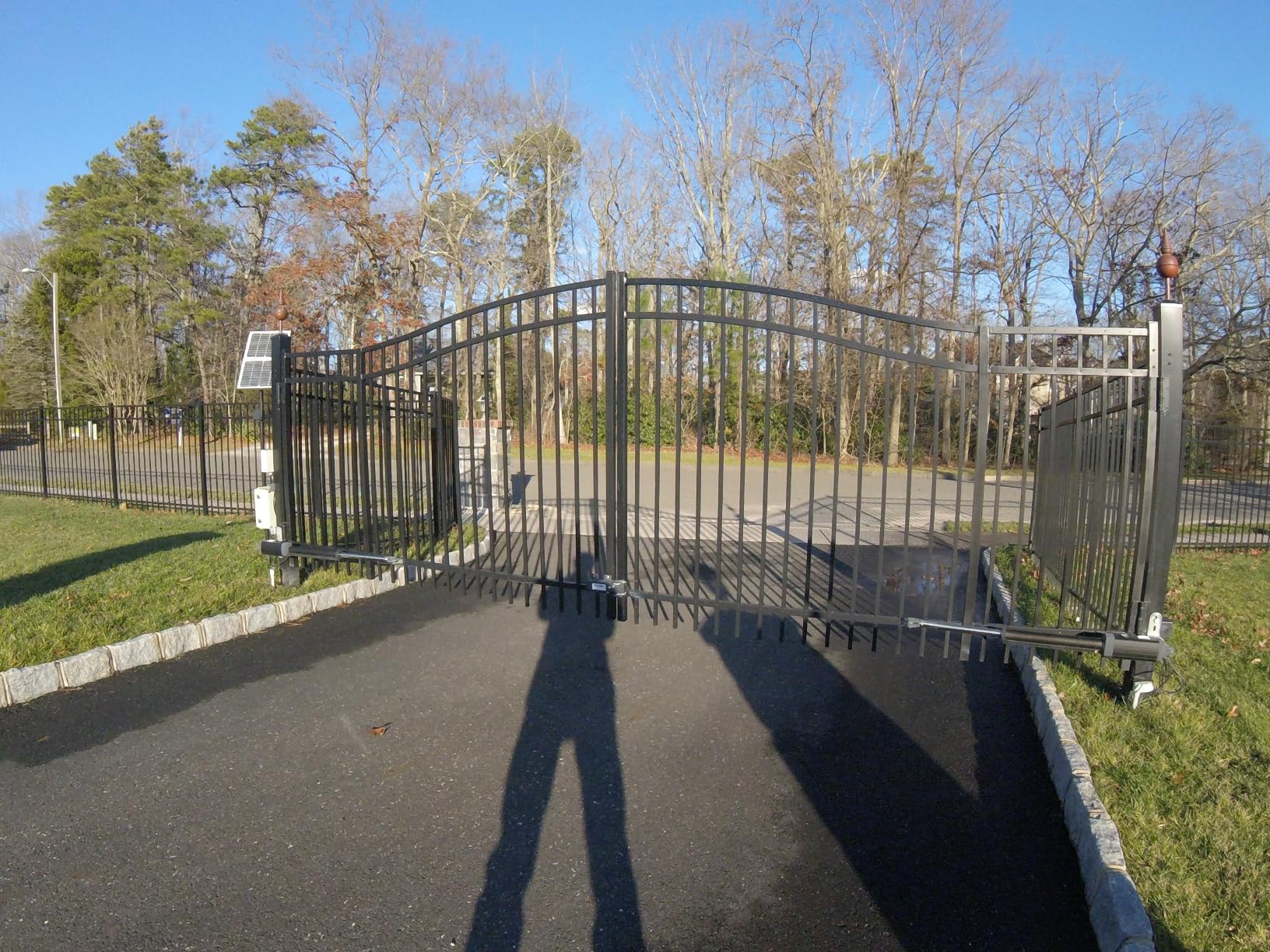 TOPENS AD5S Automatic Gate Opener Kit Medium Duty Solar Dual Gate Operator for Dual Swing Gates Up to 16 Feet or Max 550 Pounds Gate Motor Solar Panel customer photo 2