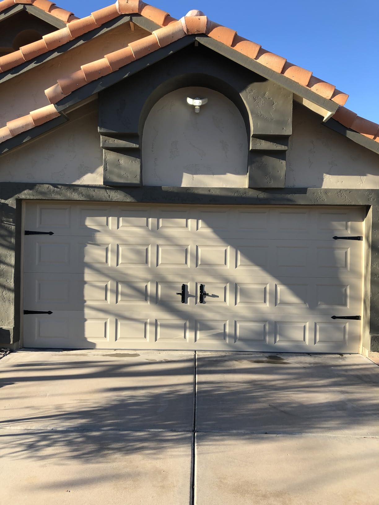 Household Essentials Hinge IT Premium Carriage House Handle & Hinge, Black Garage Door Magnet, 4 Hinge 2 Handles (Pack of 1) customer photo 2