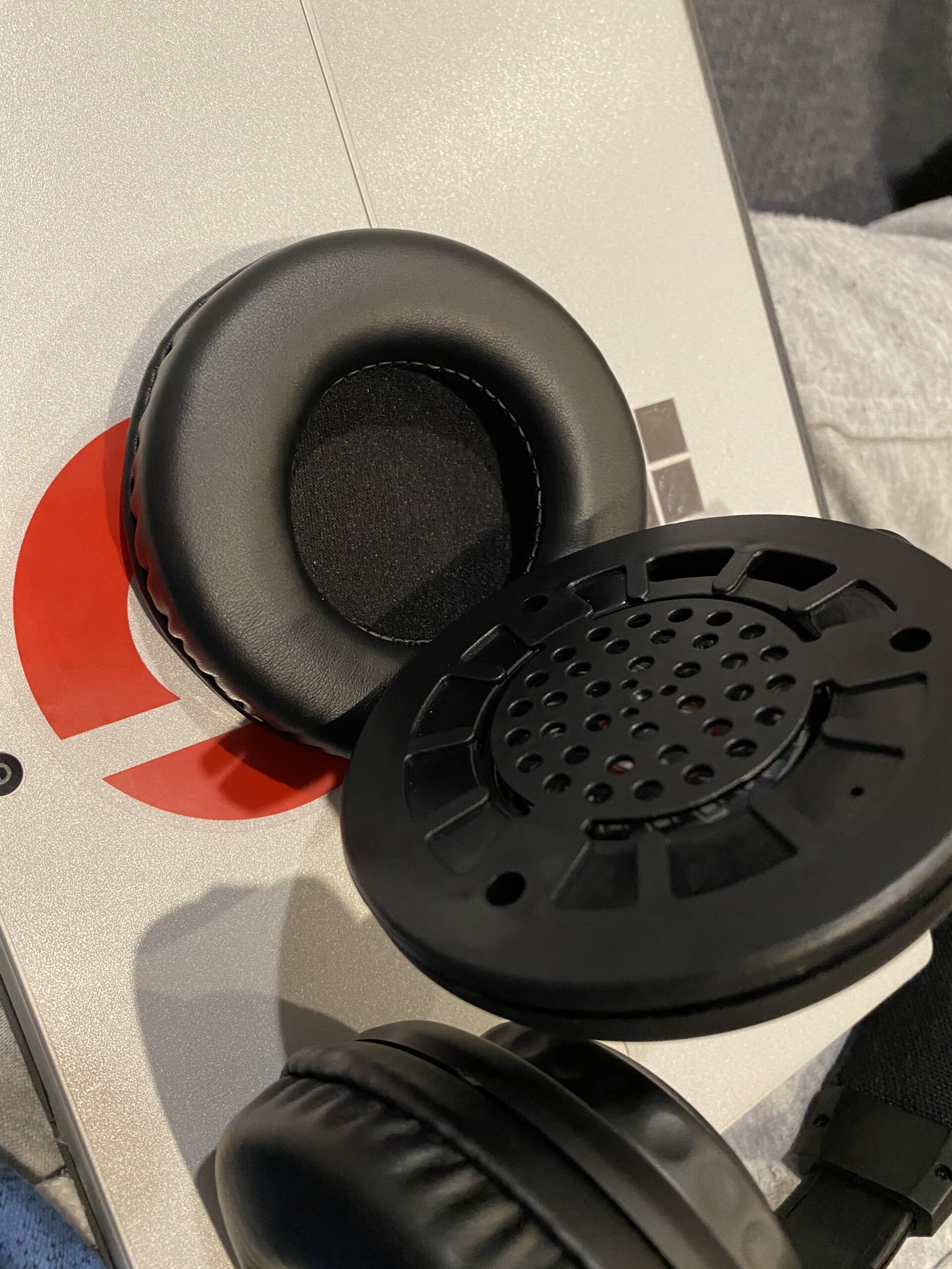 Hercules DJ Starter Kit | Starlight USB DJ Controller with Serato DJ Lite Software, 15-Watt Monitor Speakers, and Sound-Isolating Headphones customer photo 2