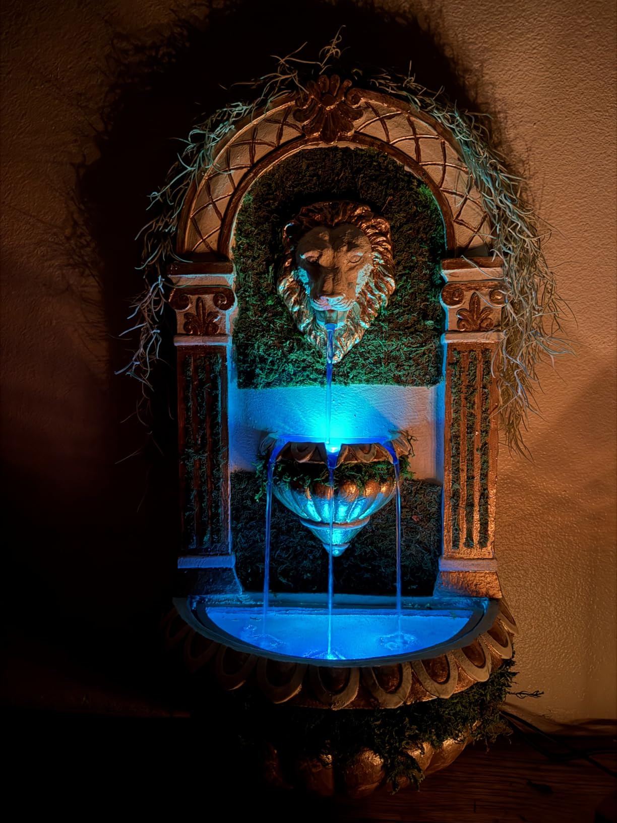 Alpine Corporation TZL160 Indoor/Outdoor Floor Lion Head Wall Fountain with LED Lights, Wall-Mounted Waterfall, 32