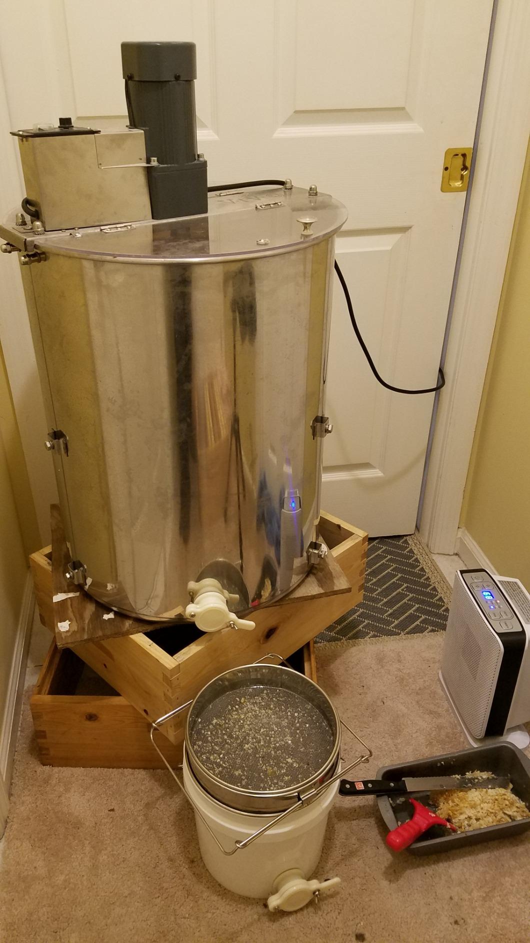 VIVO Electric Honey Extractor 3 Frame Rack, Food Grade Stainless Steel Honey Processing Equipment, Powered Honeycomb Drum Spinner with Transparent Lid, BEE-V003E customer photo 1