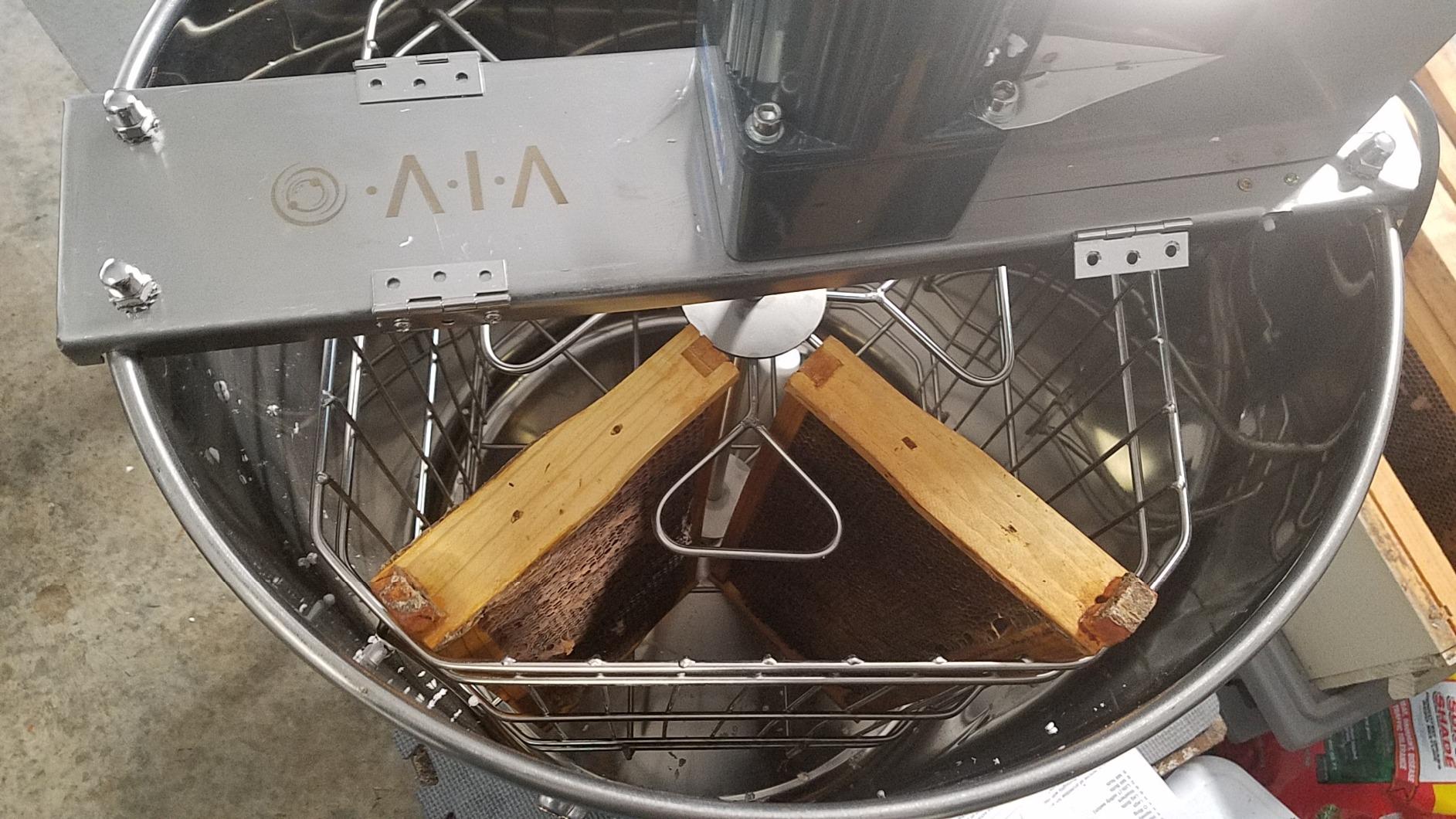 VIVO Electric Honey Extractor 3 Frame Rack, Food Grade Stainless Steel Honey Processing Equipment, Powered Honeycomb Drum Spinner with Transparent Lid, BEE-V003E customer photo 2